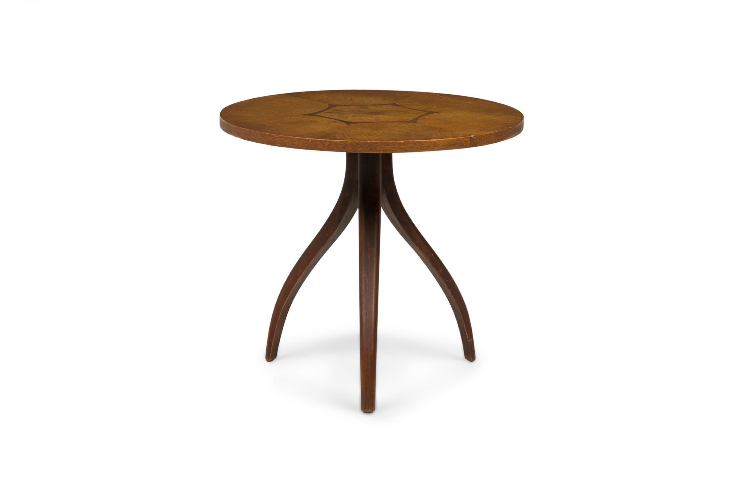 Table d'appoint circulaire du milieu du siècle dernier, avec une étoile centrale hexagonale incrustée, soutenue par une base tripode en bois. (KIPP STEWART POUR DREXEL)

Usure mineure de la finition.