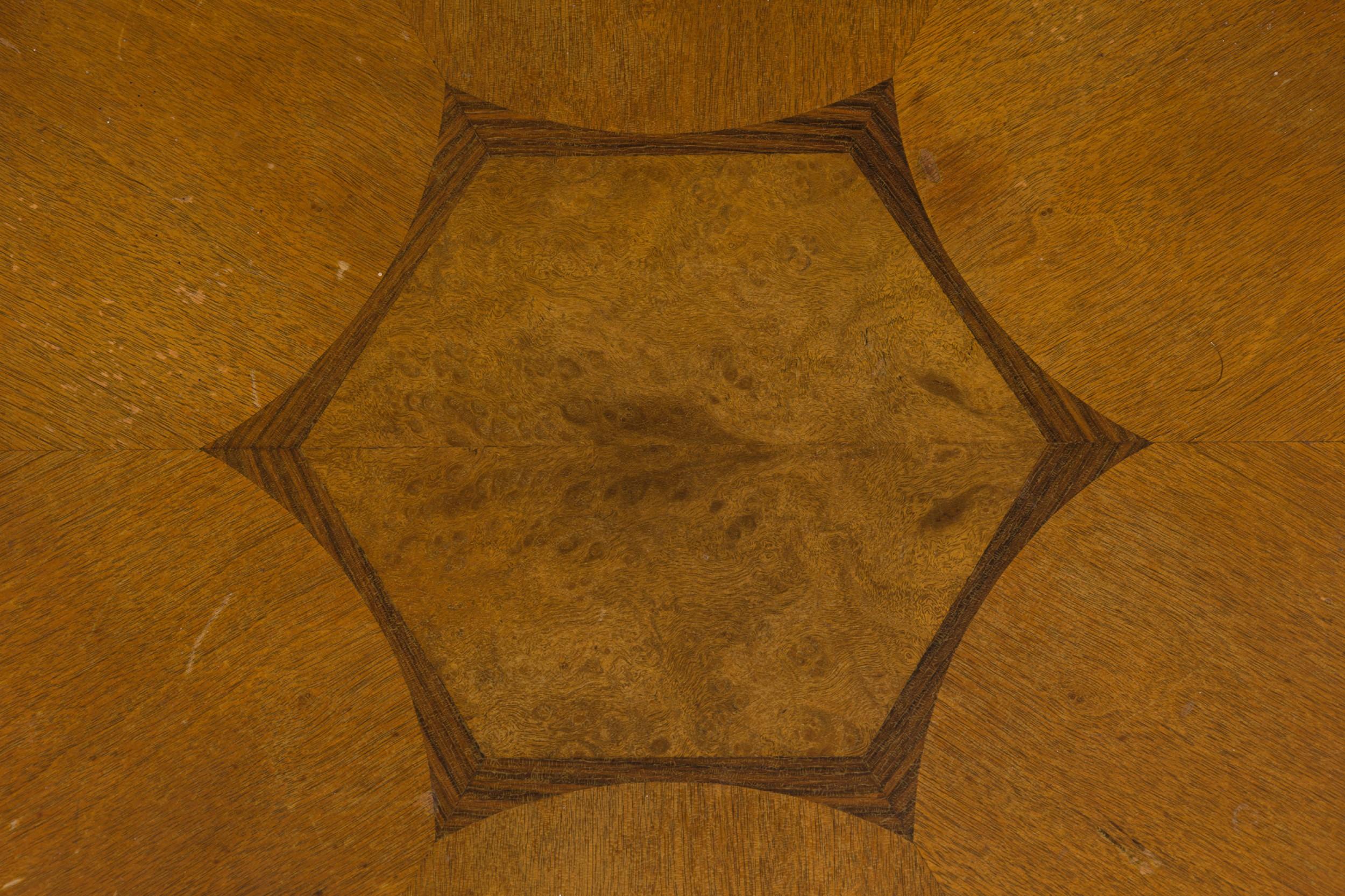 Kipp Stewart for Drexel Wooden Inlay Hexagon Circular Tripod End / Side Table In Good Condition For Sale In New York, NY