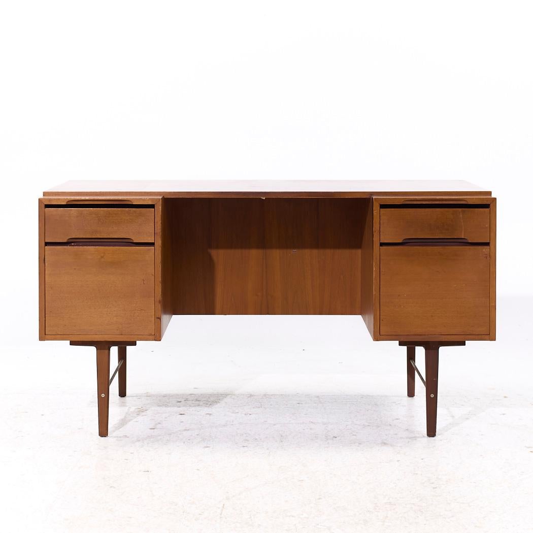 Kipp Stewart pour Glenn of California Bureau en noyer du milieu du siècle

Ce bureau mesure : 54 de large x 27,75 de profond x 29,5 de haut, avec un dégagement pour la chaise de 28,75 pouces.

Tous les meubles peuvent être achetés dans ce que nous