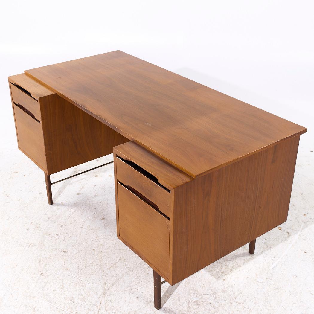 Noyer Bureau du milieu du siècle dernier de Kipp Stewart pour Glenn of California en vente