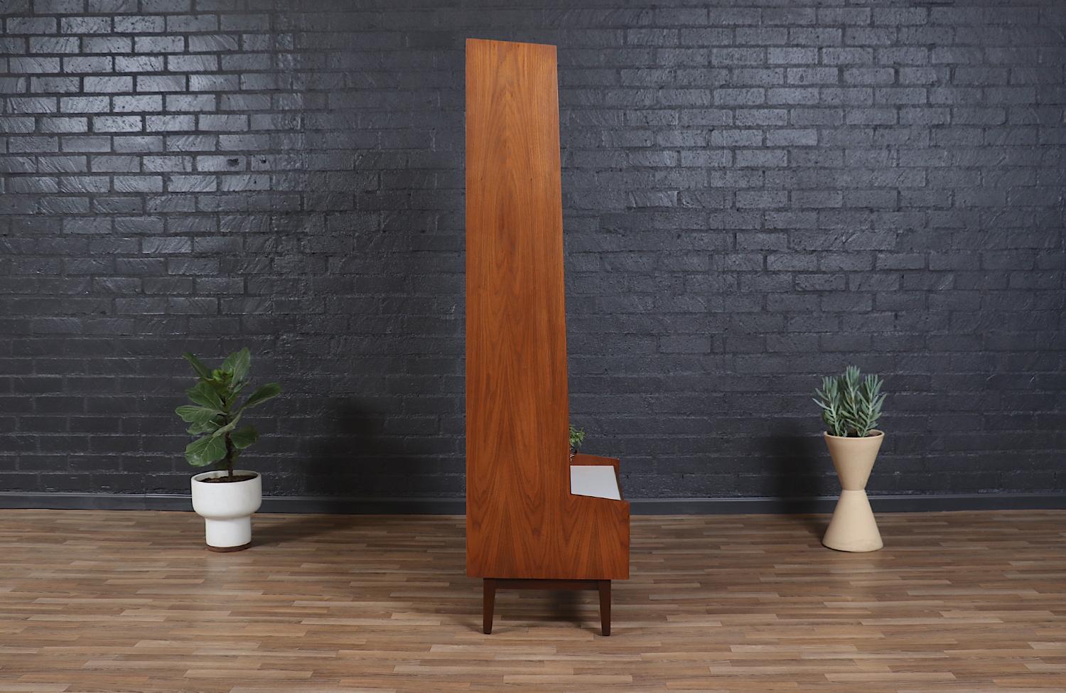 Mid-20th Century Kipp Stewart Lacquered & Walnut Bookshelf for Glenn of CA