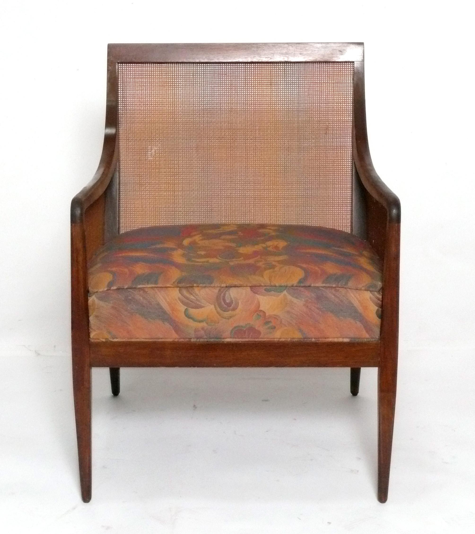 Elegantes Paar Caned Lounge Chairs aus der Mitte des Jahrhunderts, entworfen von Kipp Stewart, Amerikaner, um 1960. Diese Stühle werden derzeit vollständig restauriert, mit neuer Bespannung, nachgearbeitetem Holz in einer Farbe Ihrer Wahl und neu