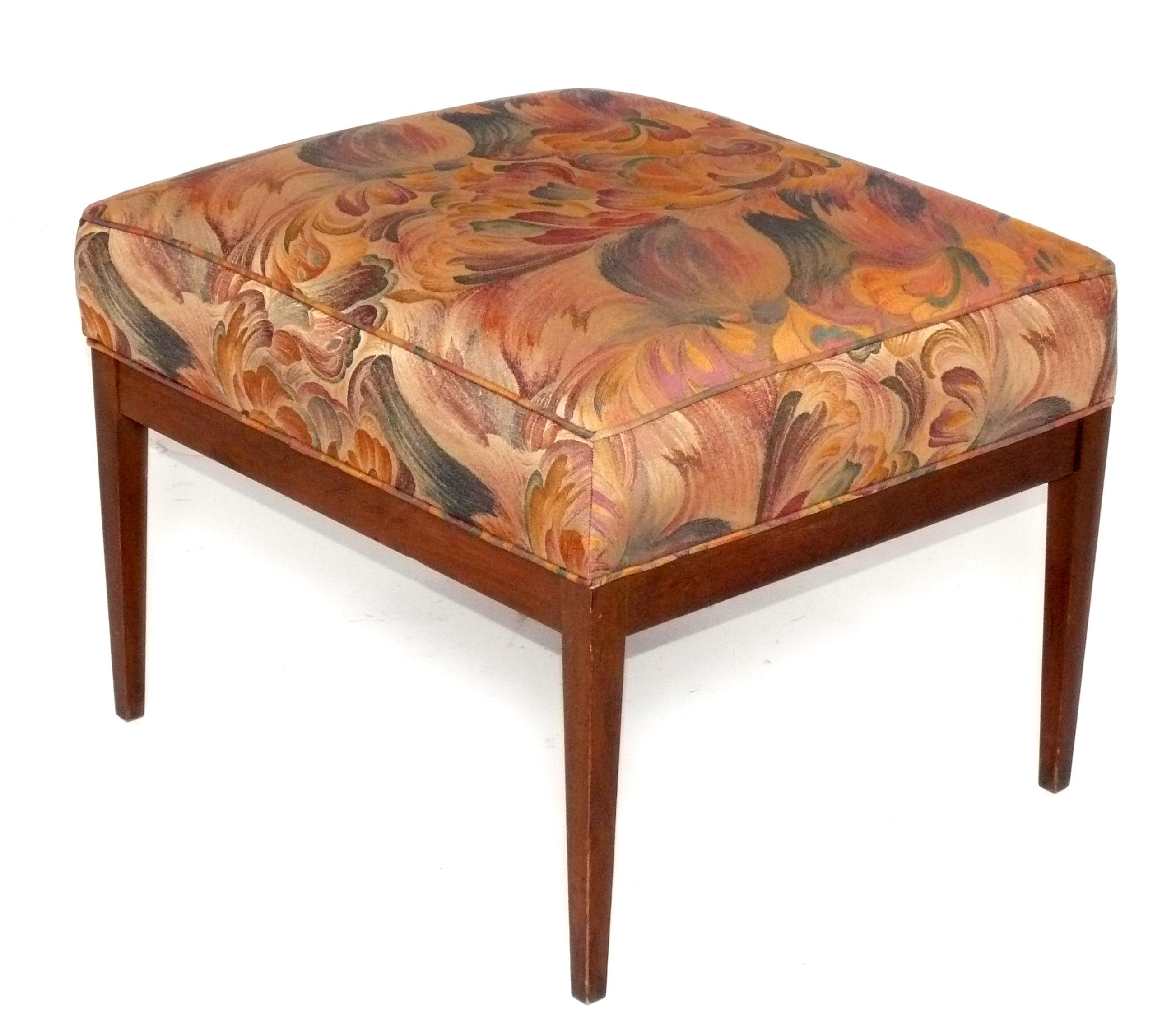 Kipp Stewart Lounge Stühle und Ottomane neu lackiert & neu gepolstert in Ihrem Stoff im Zustand „Gut“ im Angebot in Atlanta, GA