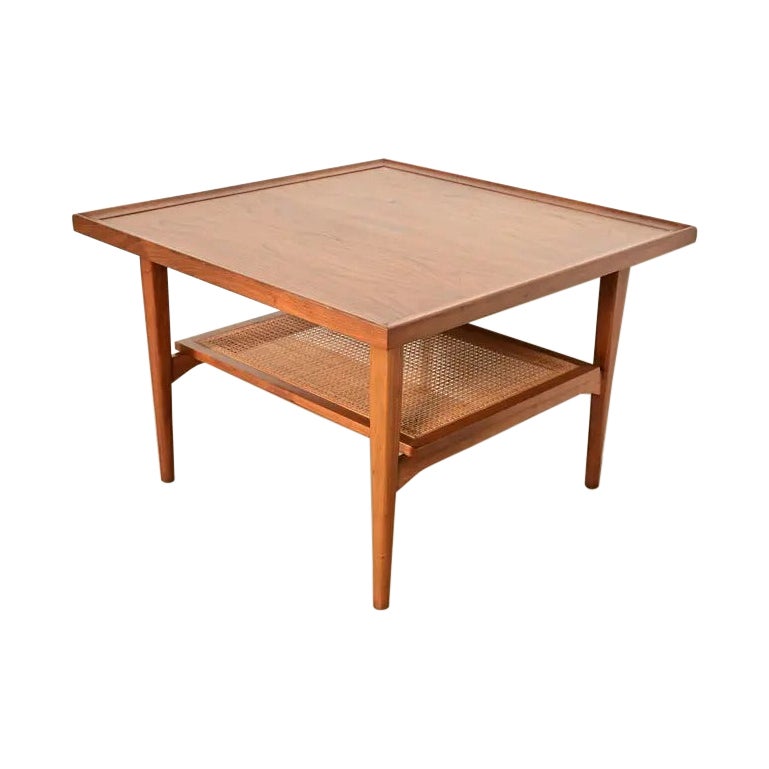 Tavolino a due ripiani in noce e vimini in stile Mid-Century Modern di Kipp Stewart, 1961 in vendita