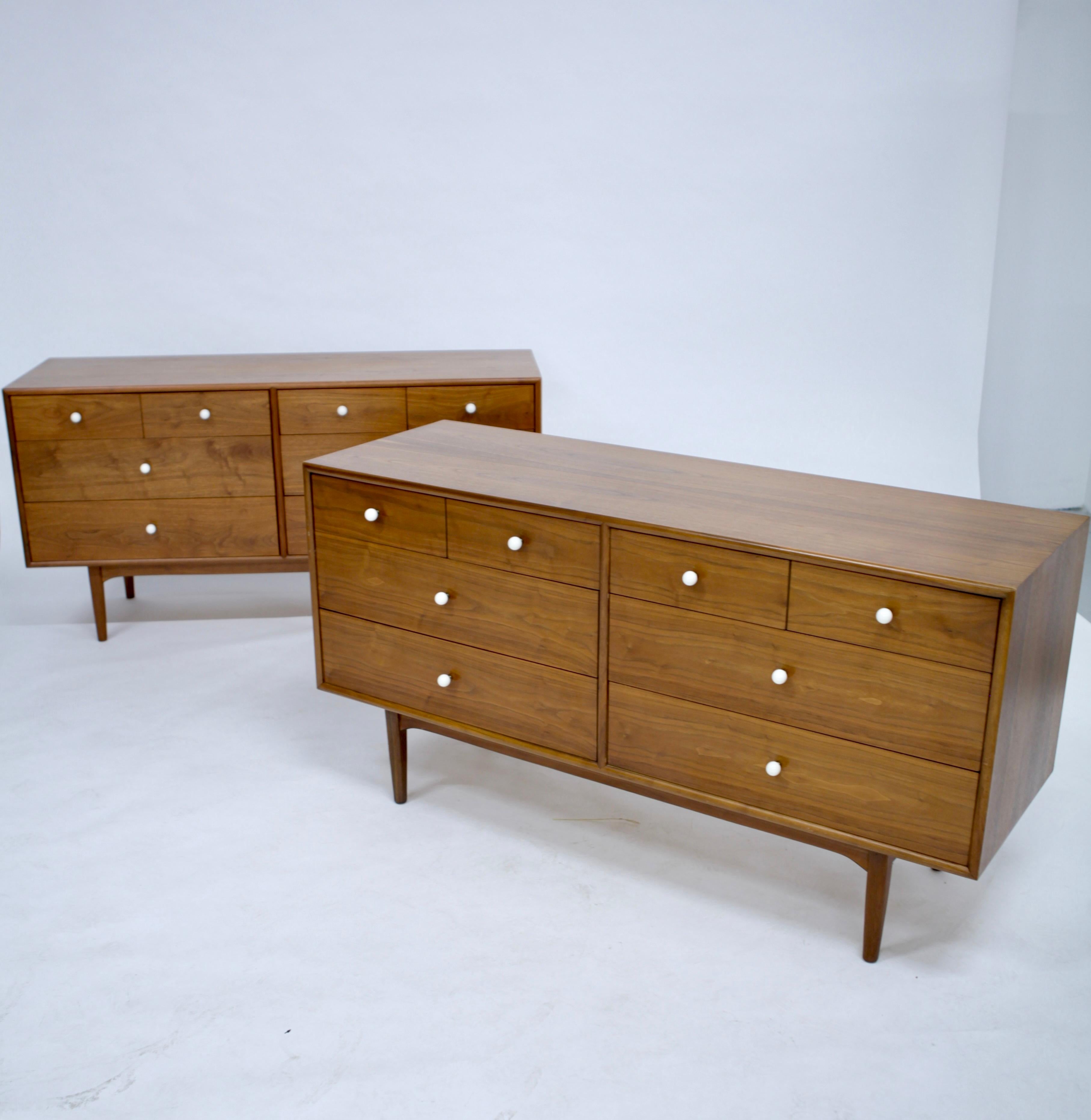 Kipp Stewart & Stewart MacDougail, a pair commodes or sideboards in walnut and White porcelain knobs. Model 861-121-2
Edition Drexel, United States 1950s.
Very nice vintage condition.
