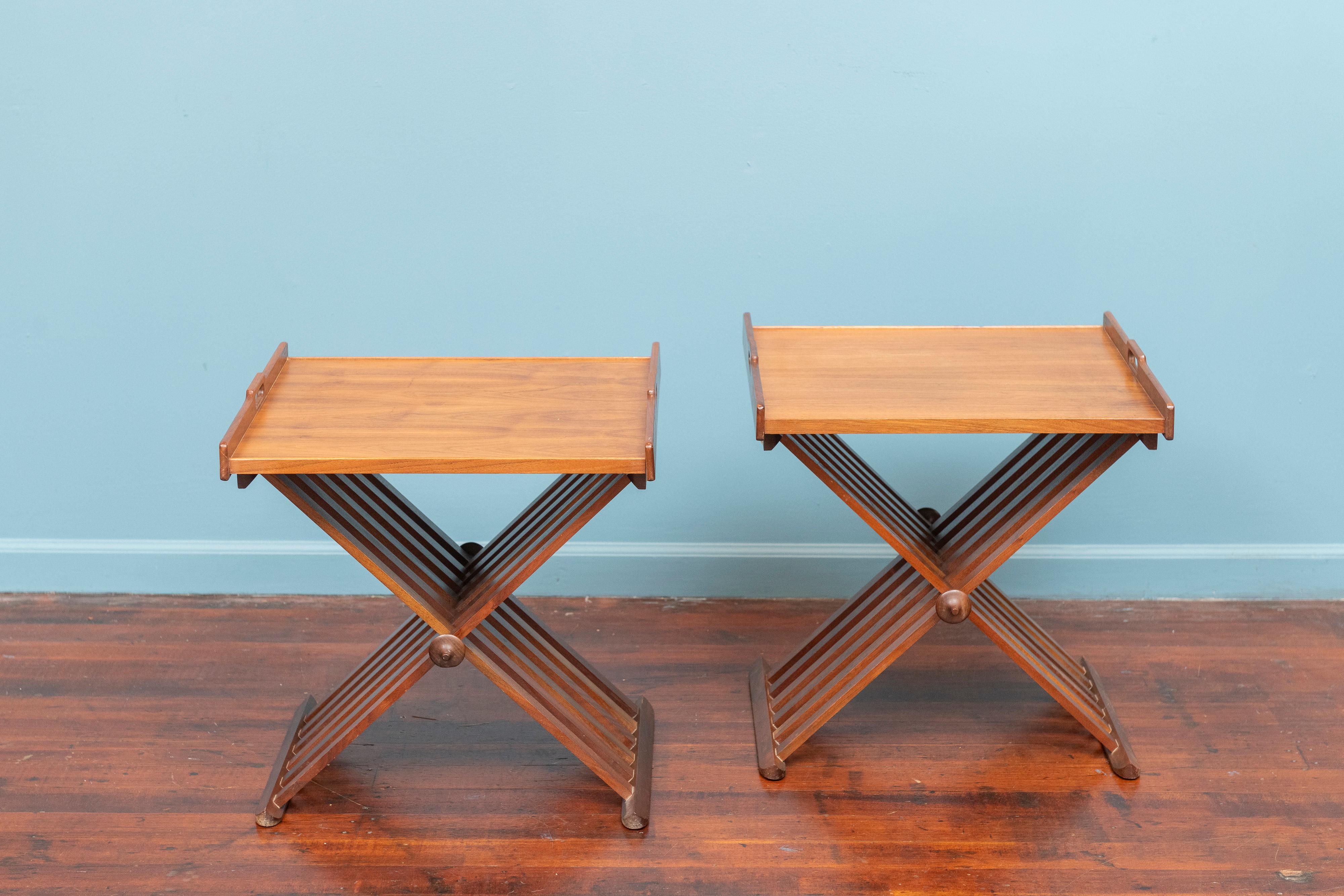 Tables d'appoint de la ligne Declaration de Kipp Stewart & Stewart U-Line conçues pour Drexel Furniture, U.S.A. Paire de tables d'appoint ou de bouts de table à plateau en noyer avec des bases pliantes de style néoclassique. Label du fabricant.