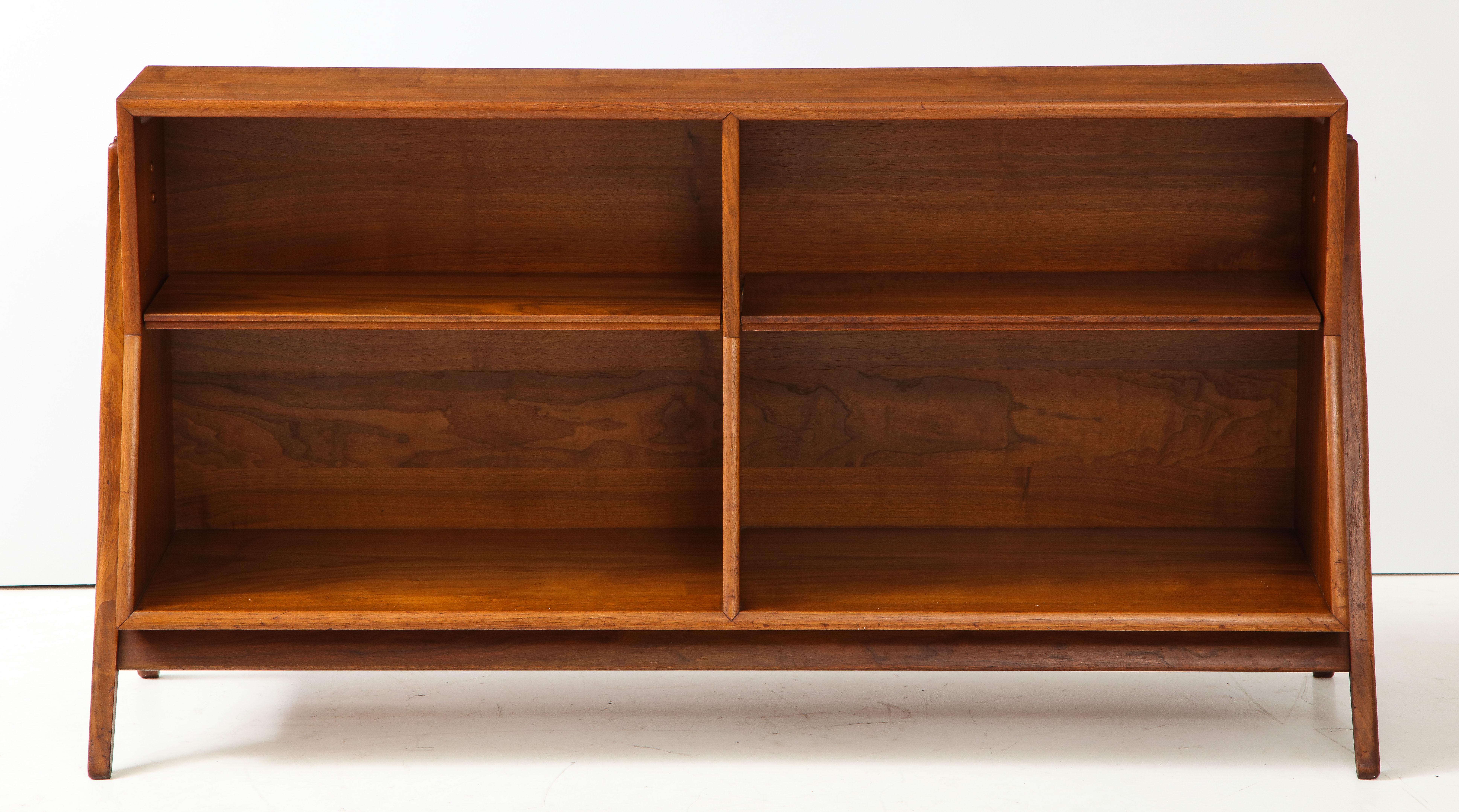 Atemberaubendes Bücherregal aus Nussbaumholz aus den 1950er Jahren:: entworfen von Kipp Stewart & Stewart MacDougall für Drexel.