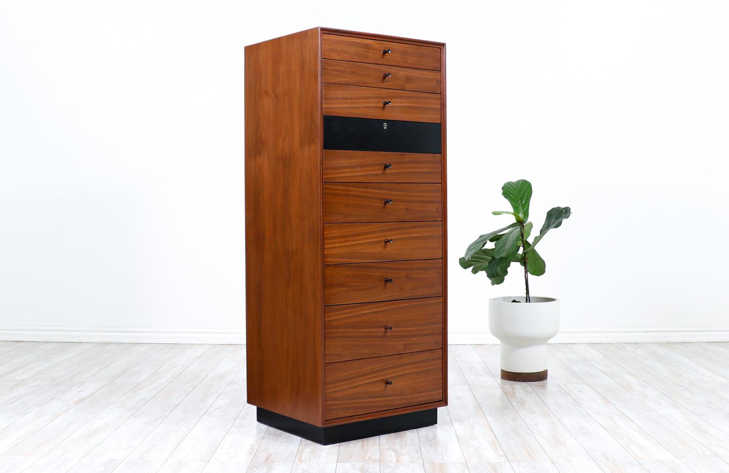 Kipp Stewart & Stewart MacDougall Highboy Chest für Glenn of California.

________________________________________

Die Umgestaltung eines Mid-Century Modern-Möbels ist wie die Wiederbelebung der Geschichte, und wir gehen diese Reise mit