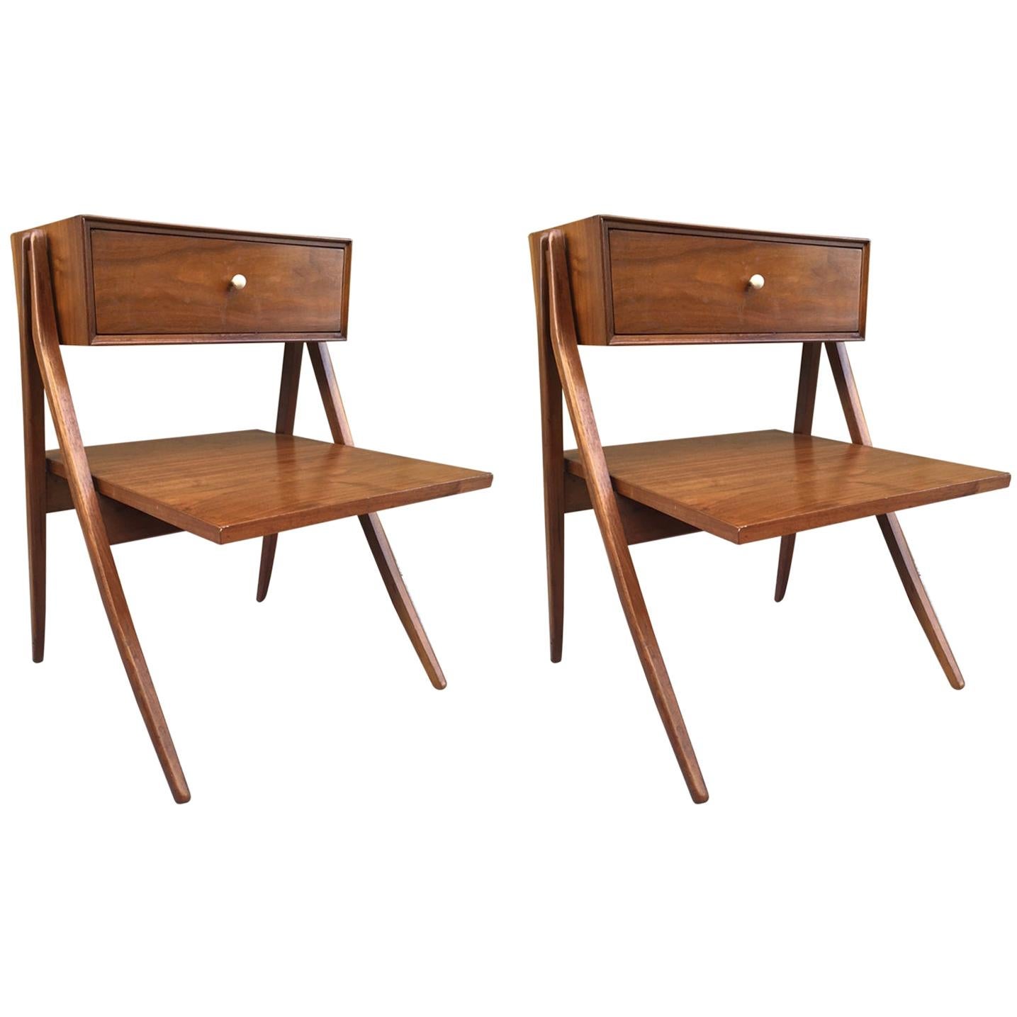 Kipp Stewart & Stewart MacDougall Skulpturale Nachttische aus Nussbaumholz im Angebot