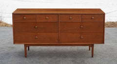 Comò alto e lungo in noce e ottone con specchio Kipp Stweard Drexel 'Declaration'