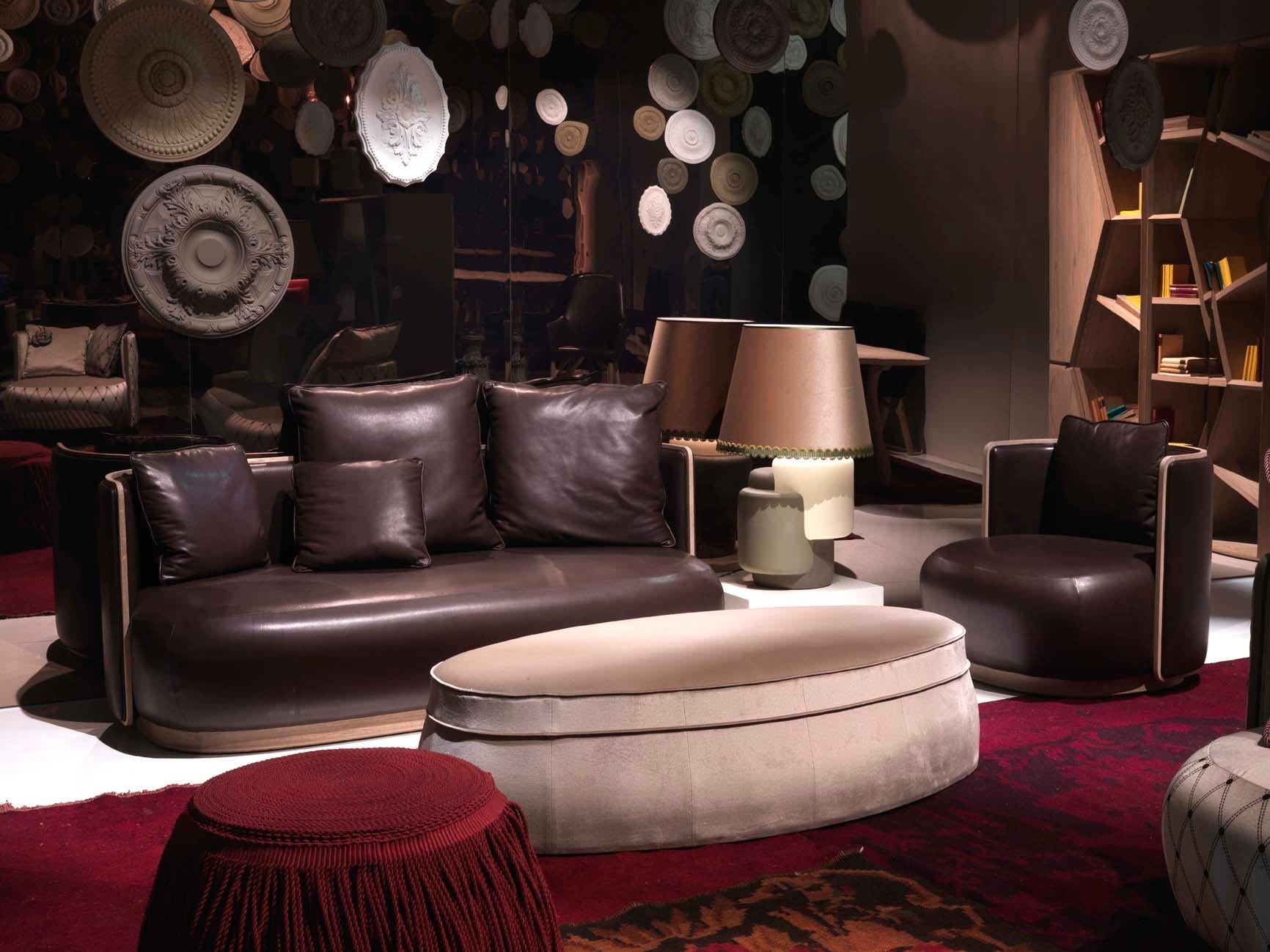 Le canapé Kir Royal est un mélange harmonieux d'élégance classique et de sophistication moderne, méticuleusement conçu par Christophe de la Fontaine et fabriqué à la main en Italie. Ce canapé présente une réinterprétation contemporaine des meubles