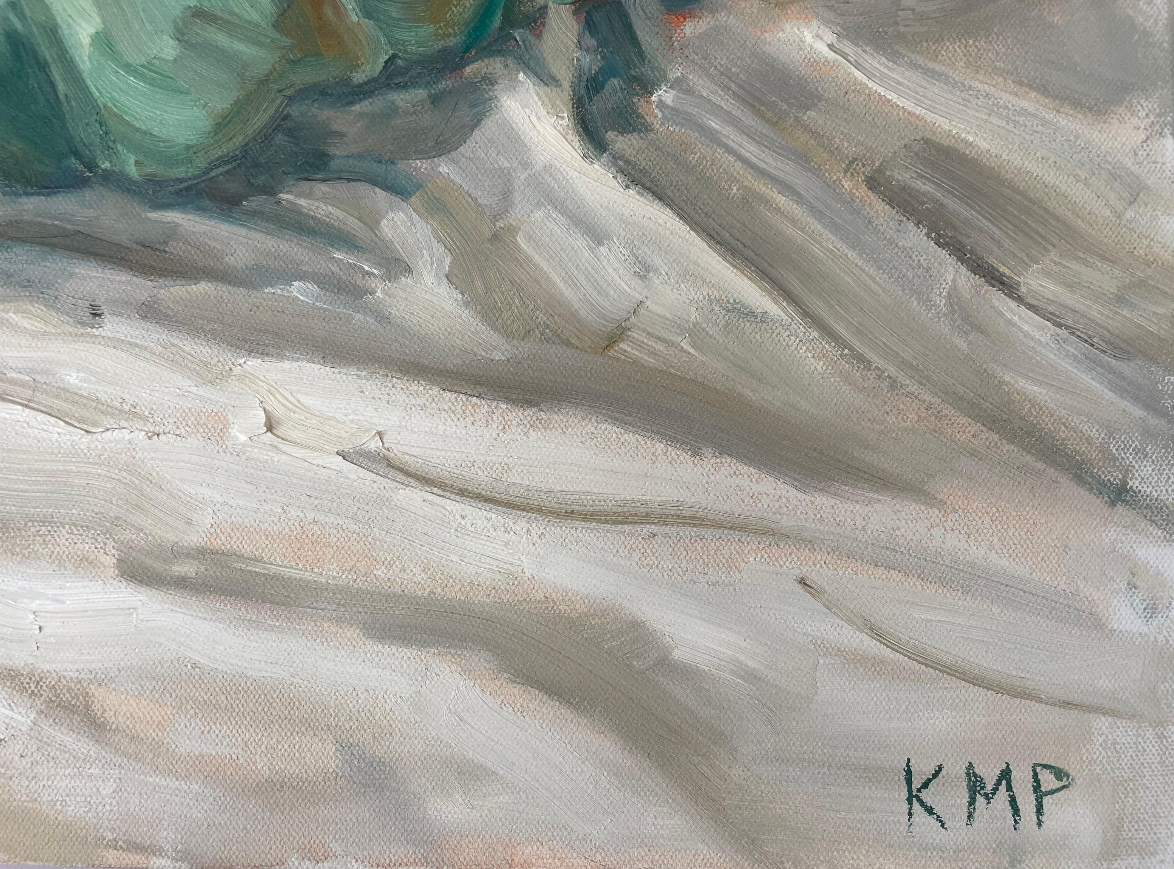 Grande natura morta a olio di zucche e zucche verdi e color crema dell'artista americana Kira Mountjoy-Pepka. Firmato, senza cornice. Una luce morbida e calda entra a sinistra e si raffredda a destra in questa natura morta contemporanea e spontanea.