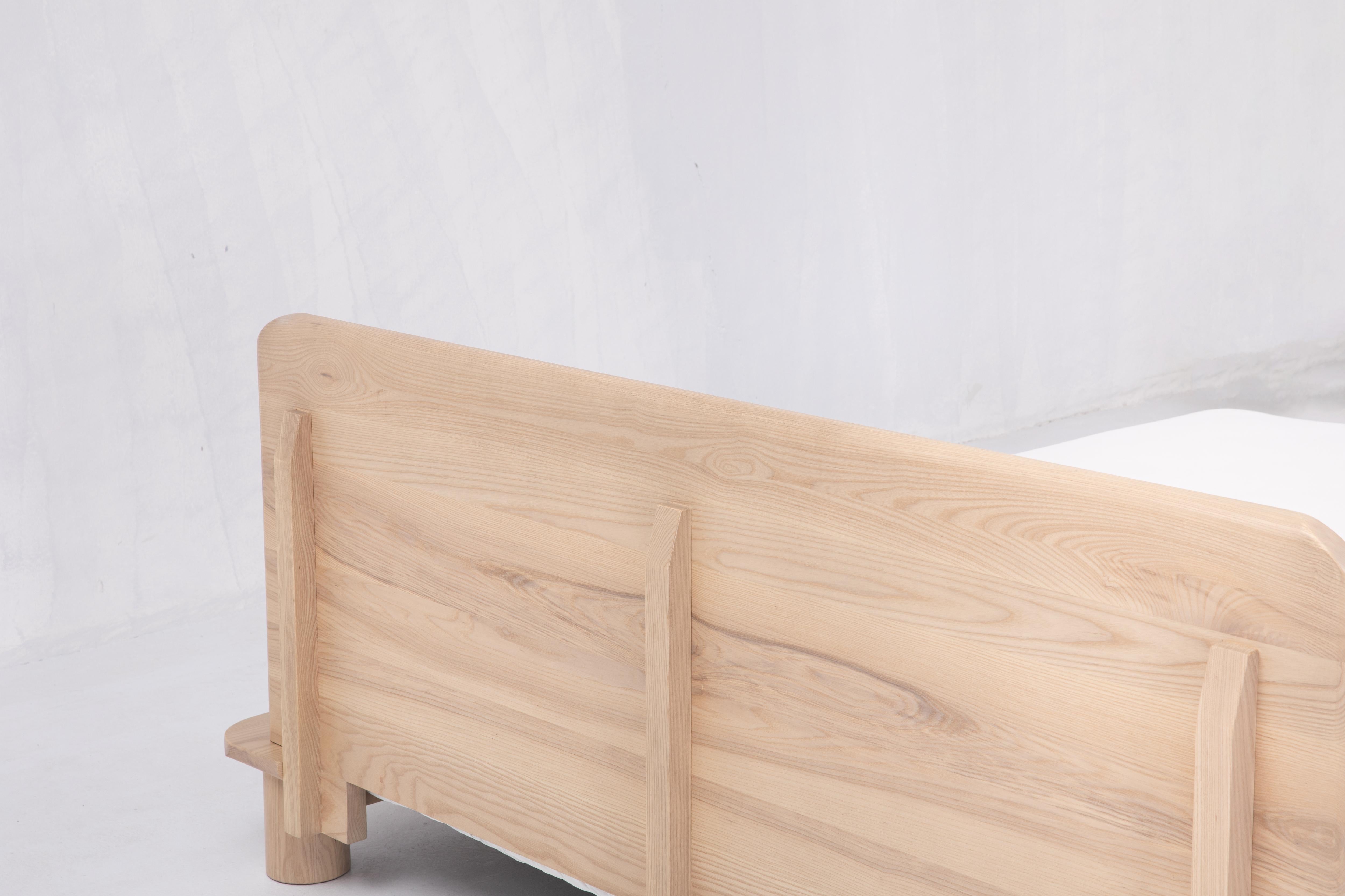 Kiral-Bett von Sun at Six, minimalistisches Nudefarbenes Queen-Bett aus Holz (Tischlerei) im Angebot