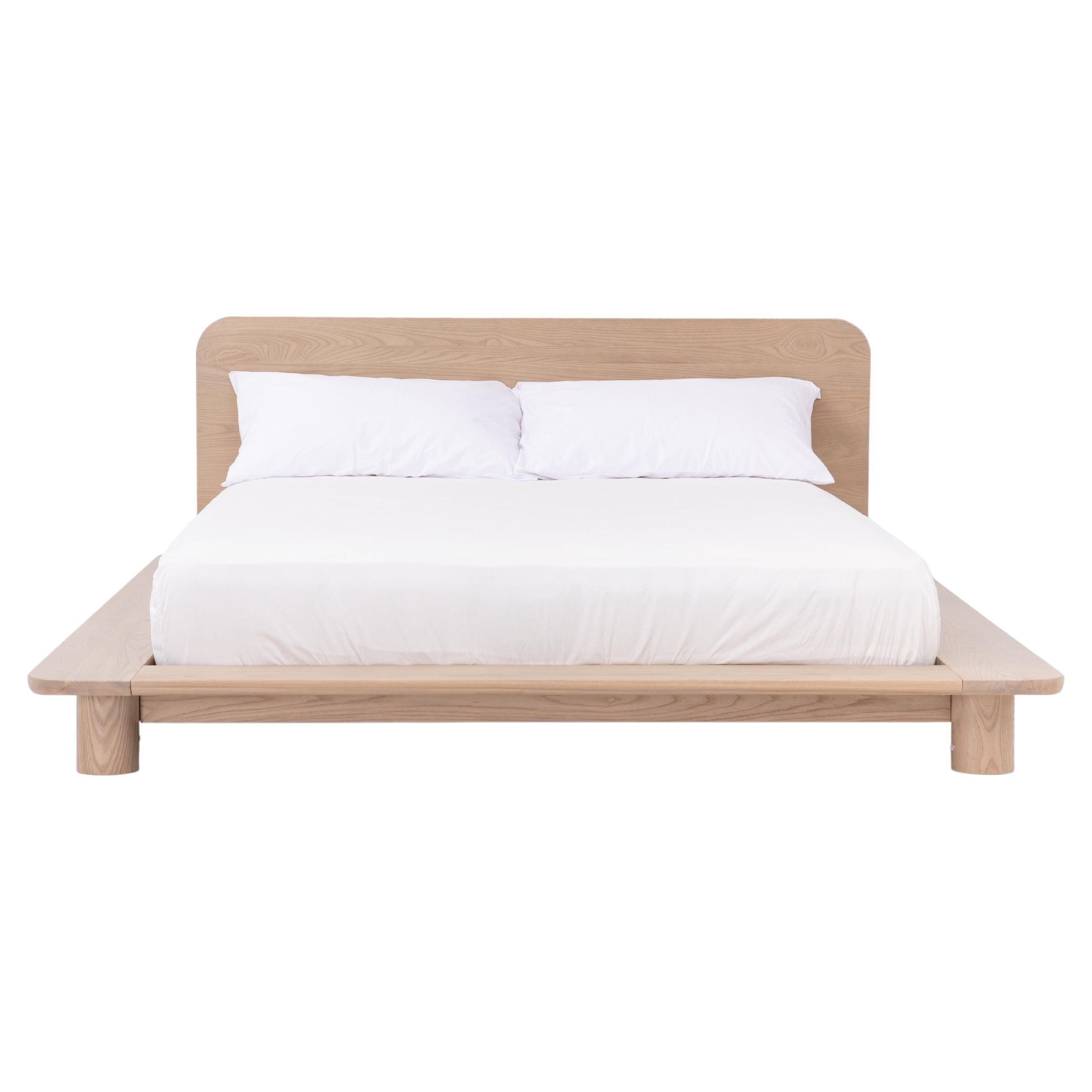 Kiral-Bett von Sun at Six, minimalistisches Nudefarbenes Queen-Bett aus Holz