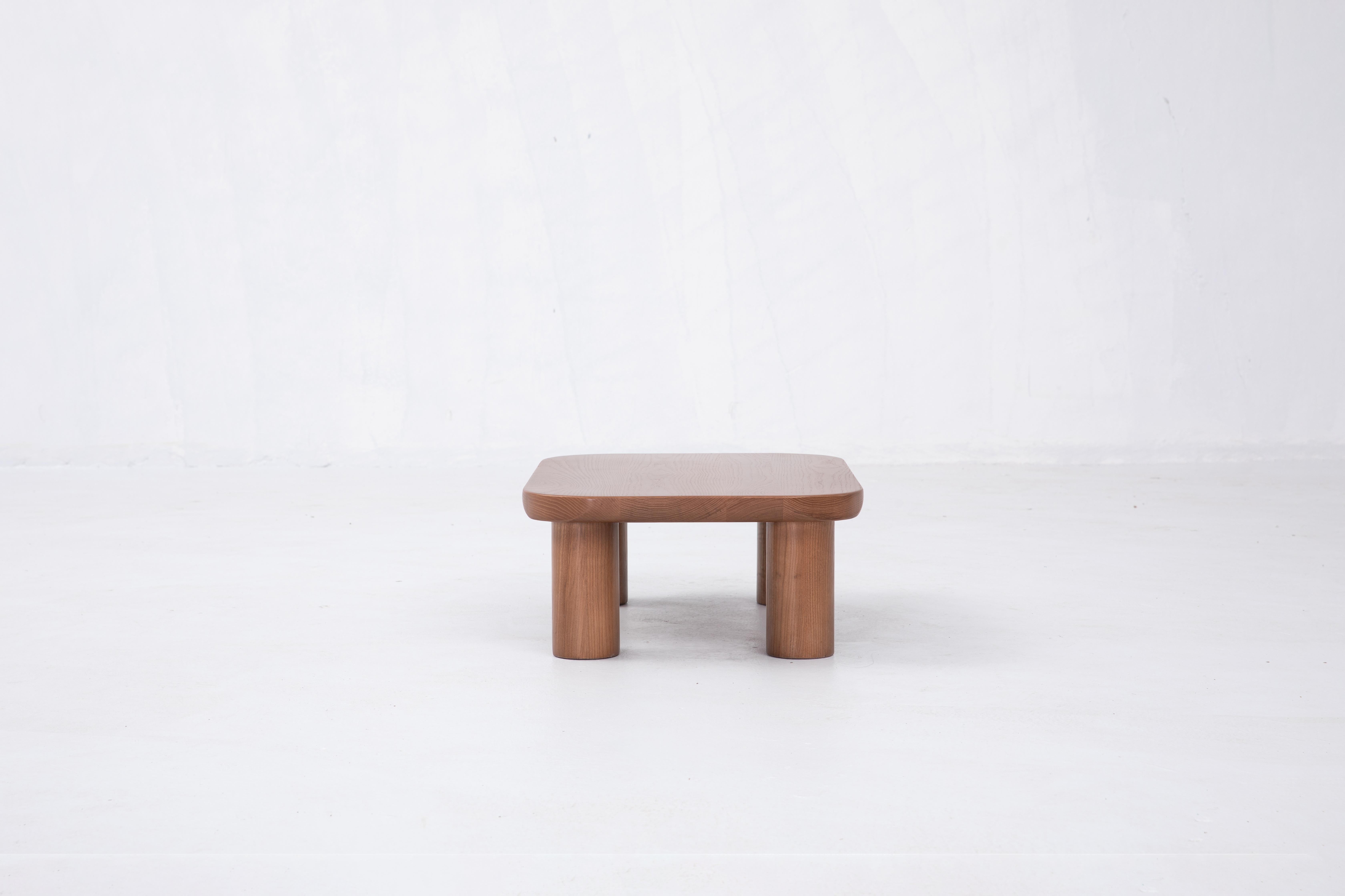 Mesilla de noche Kiral de Sun at Six, Siena, Mesa auxiliar minimalista de madera Moderno de mediados de siglo en venta