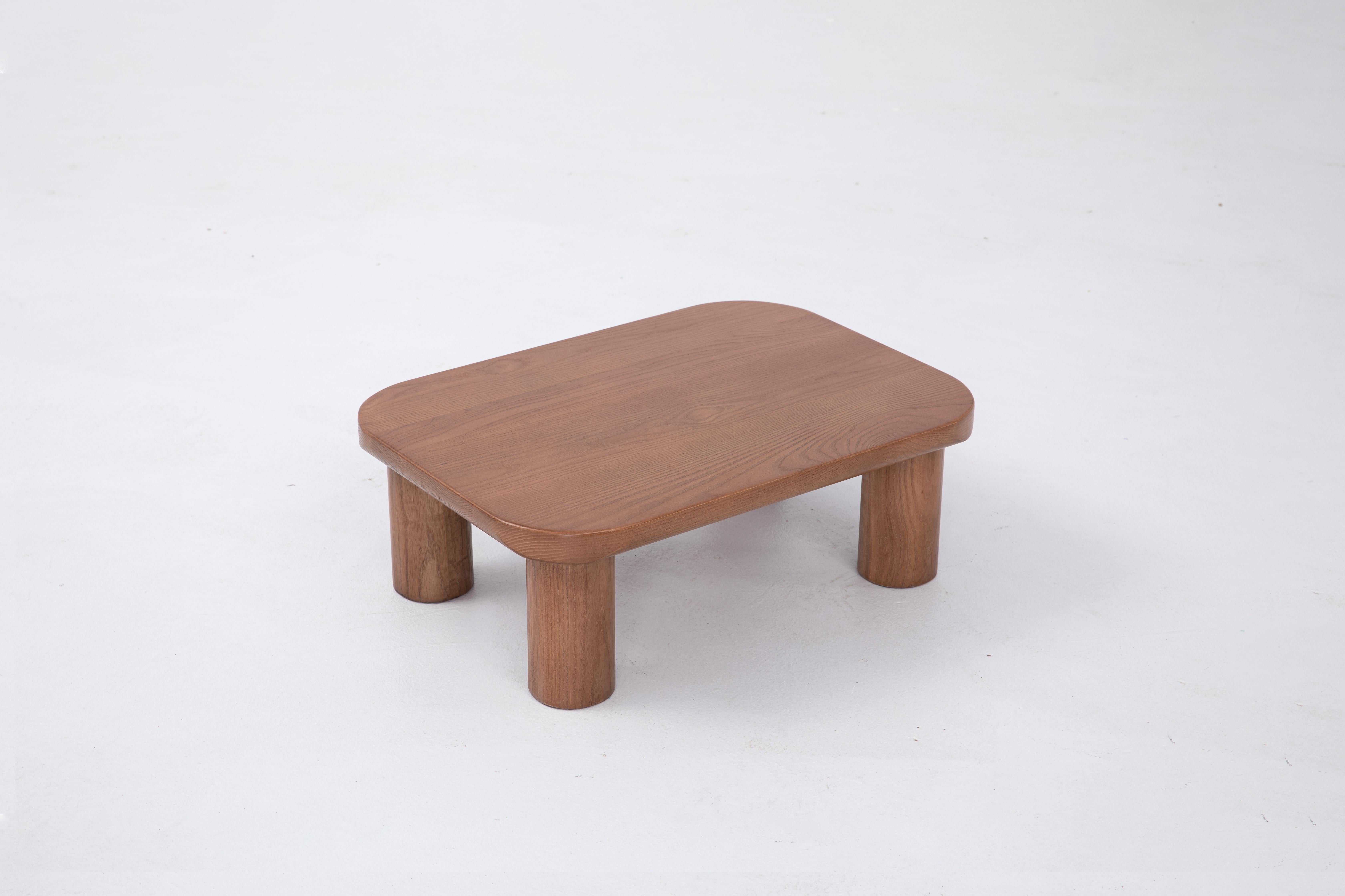 Chinois Table de nuit Kiral par Sun at Six, Sienne, table d'appoint minimaliste en bois en vente