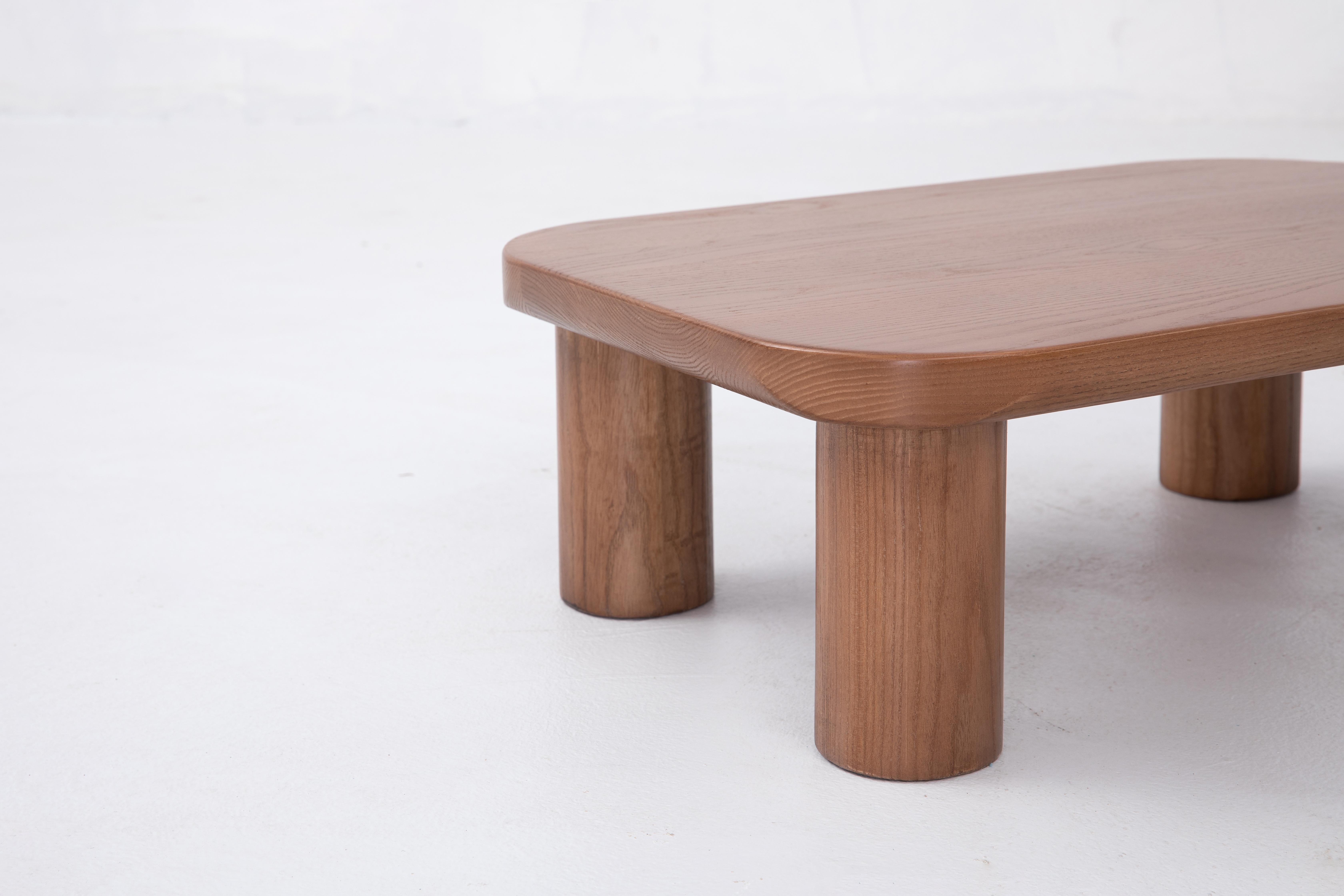 Menuiserie Table de nuit Kiral par Sun at Six, Sienne, table d'appoint minimaliste en bois en vente