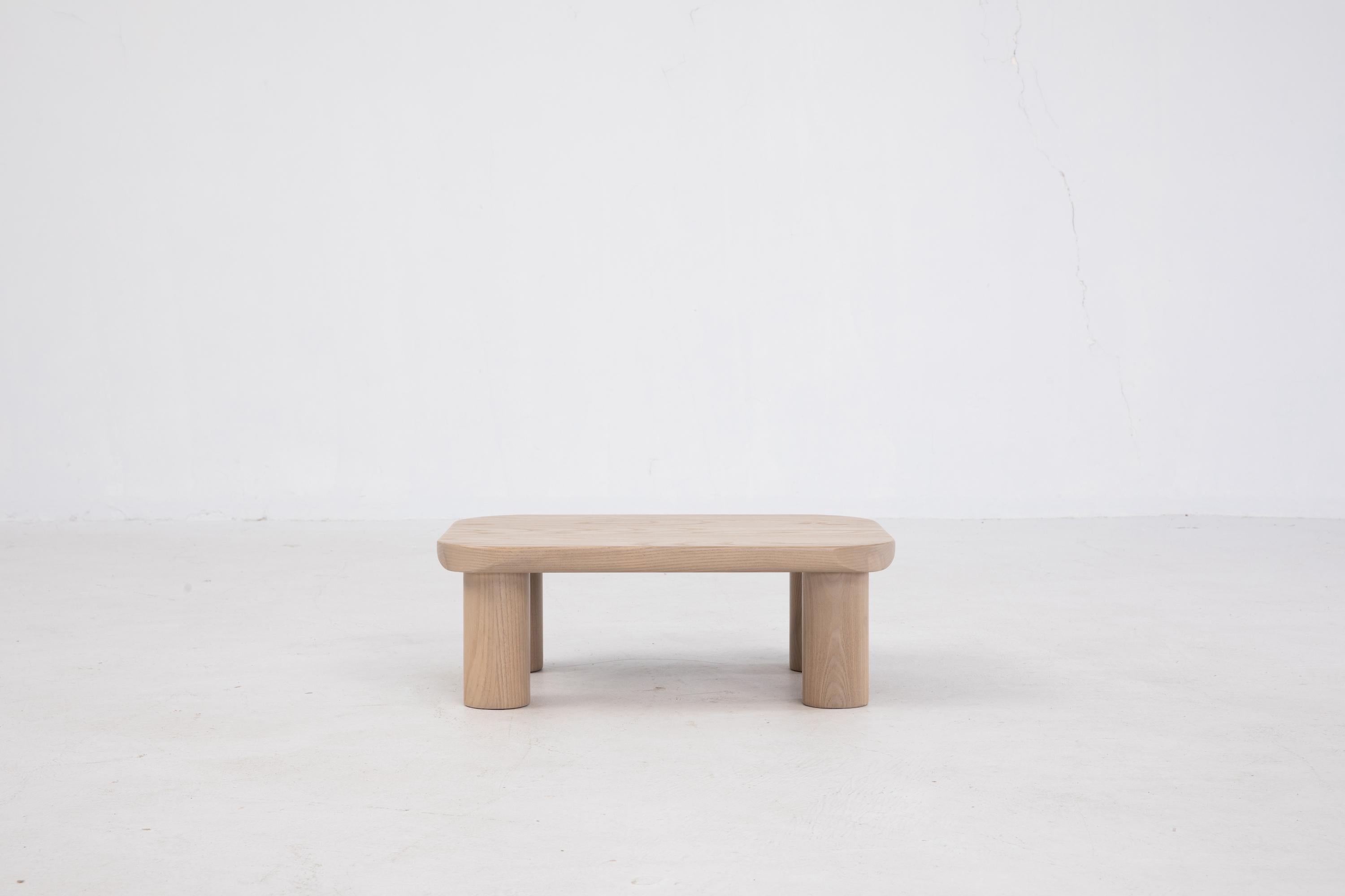 Mesilla de noche Kiral de Sun at Six, Siena, Mesa auxiliar minimalista de madera Siglo XXI y contemporáneo en venta