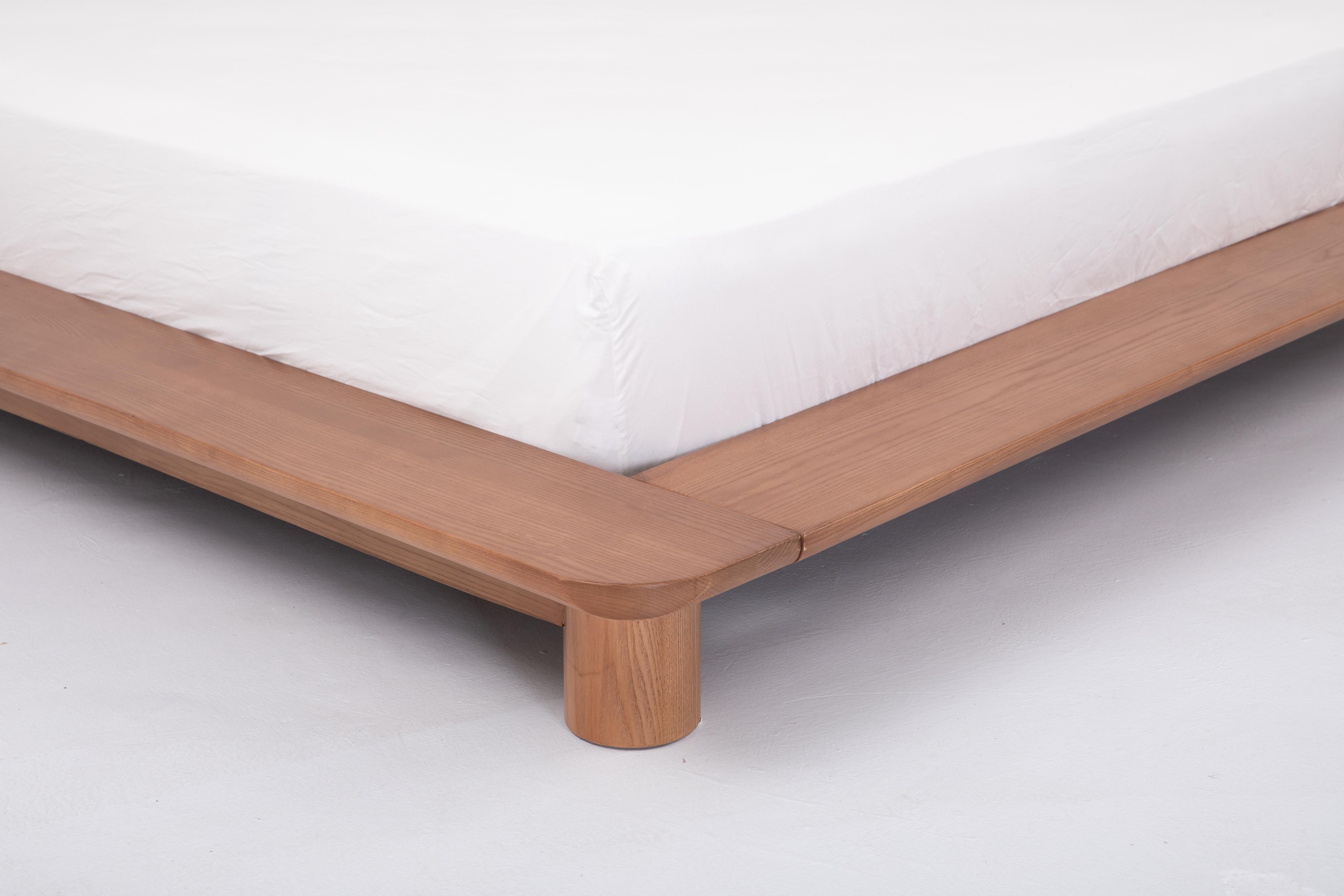 Kiral Plateau King-Bett in Siena von Sun at Six, minimalistisches King-Bett aus Holz (Chinesisch) im Angebot