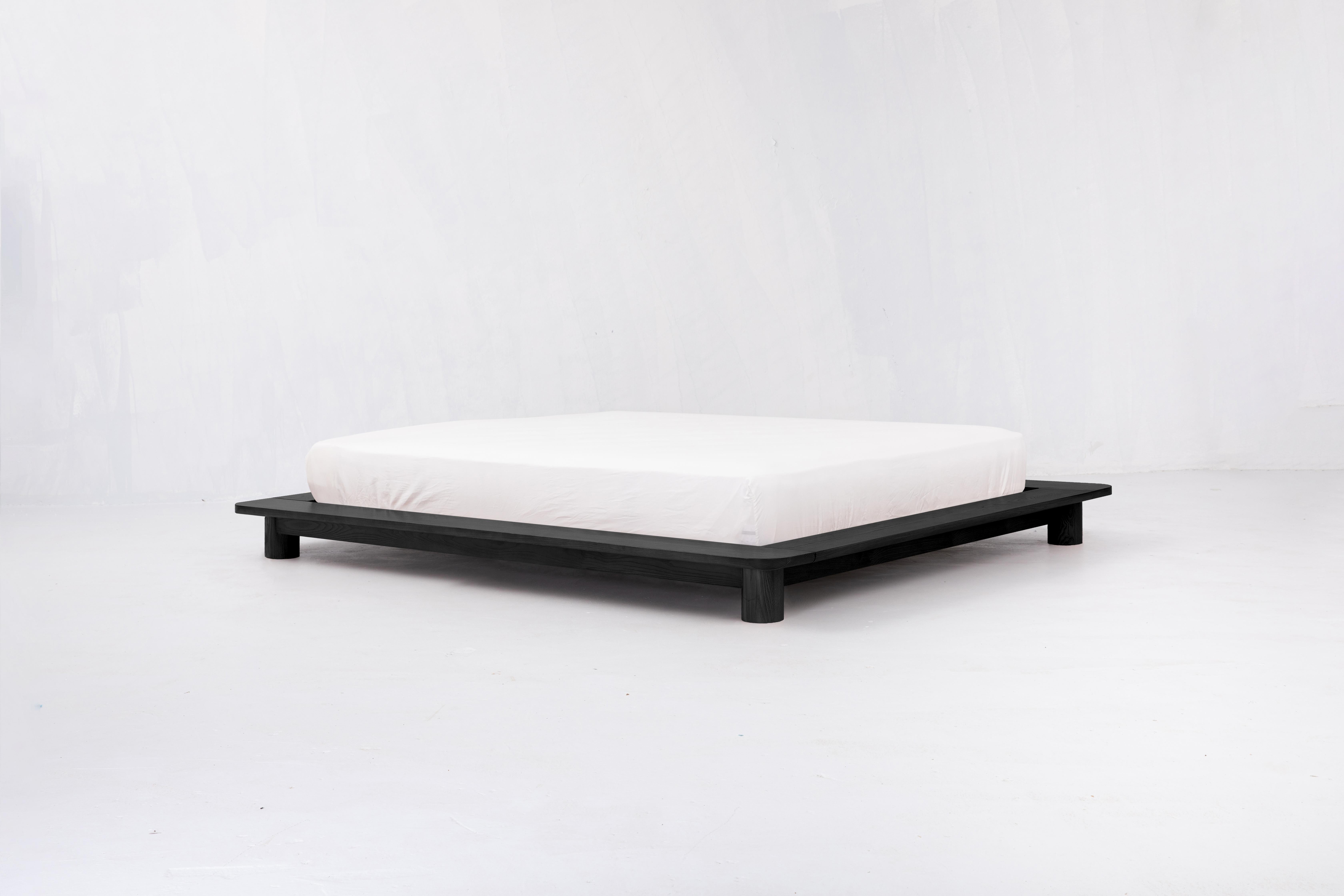 Cama de plataforma Kiral de Sun at Six, Cama de matrimonio minimalista Siena de madera en venta 3