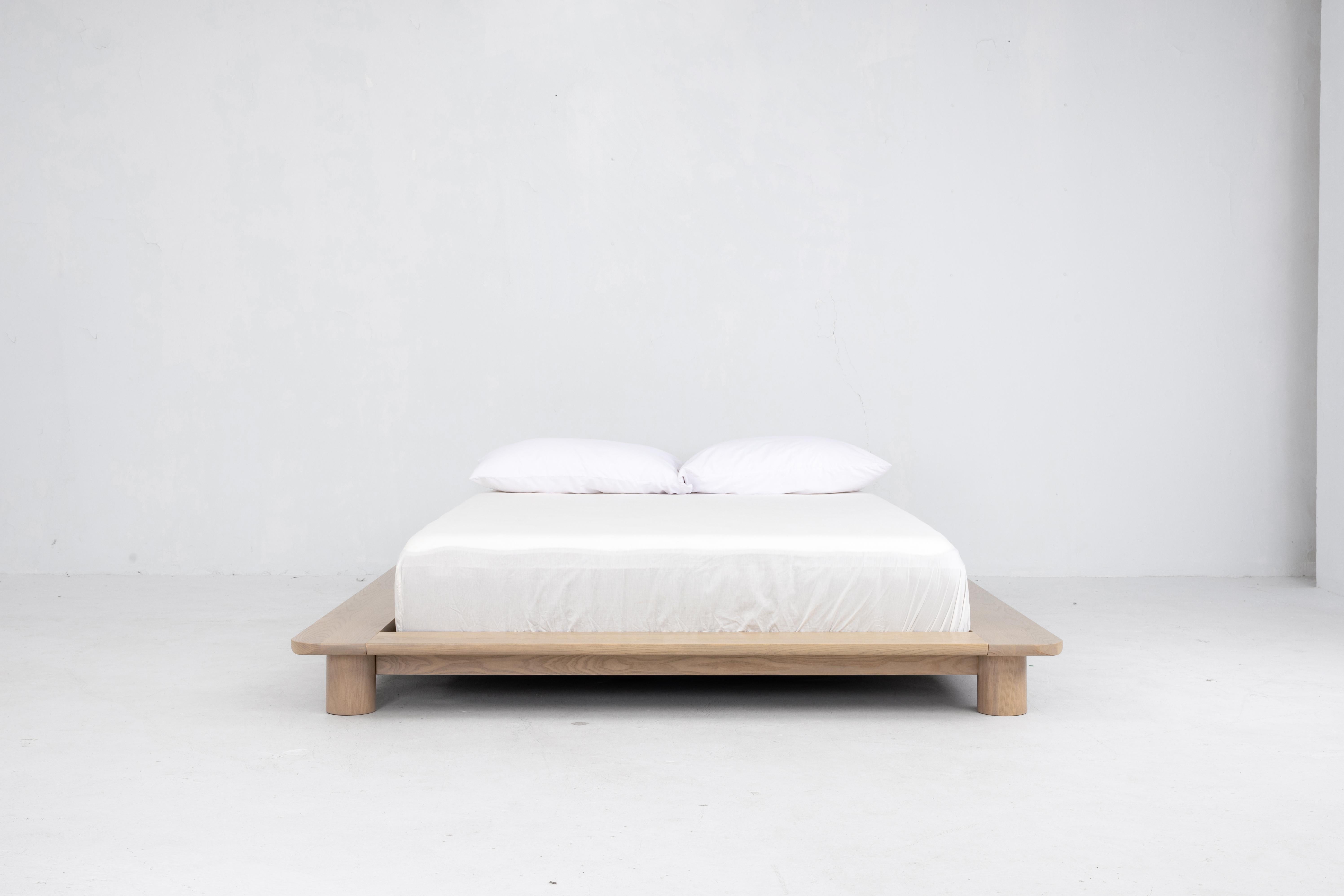 Cama de plataforma Kiral de Sun at Six, Cama de matrimonio minimalista Siena de madera en venta 5