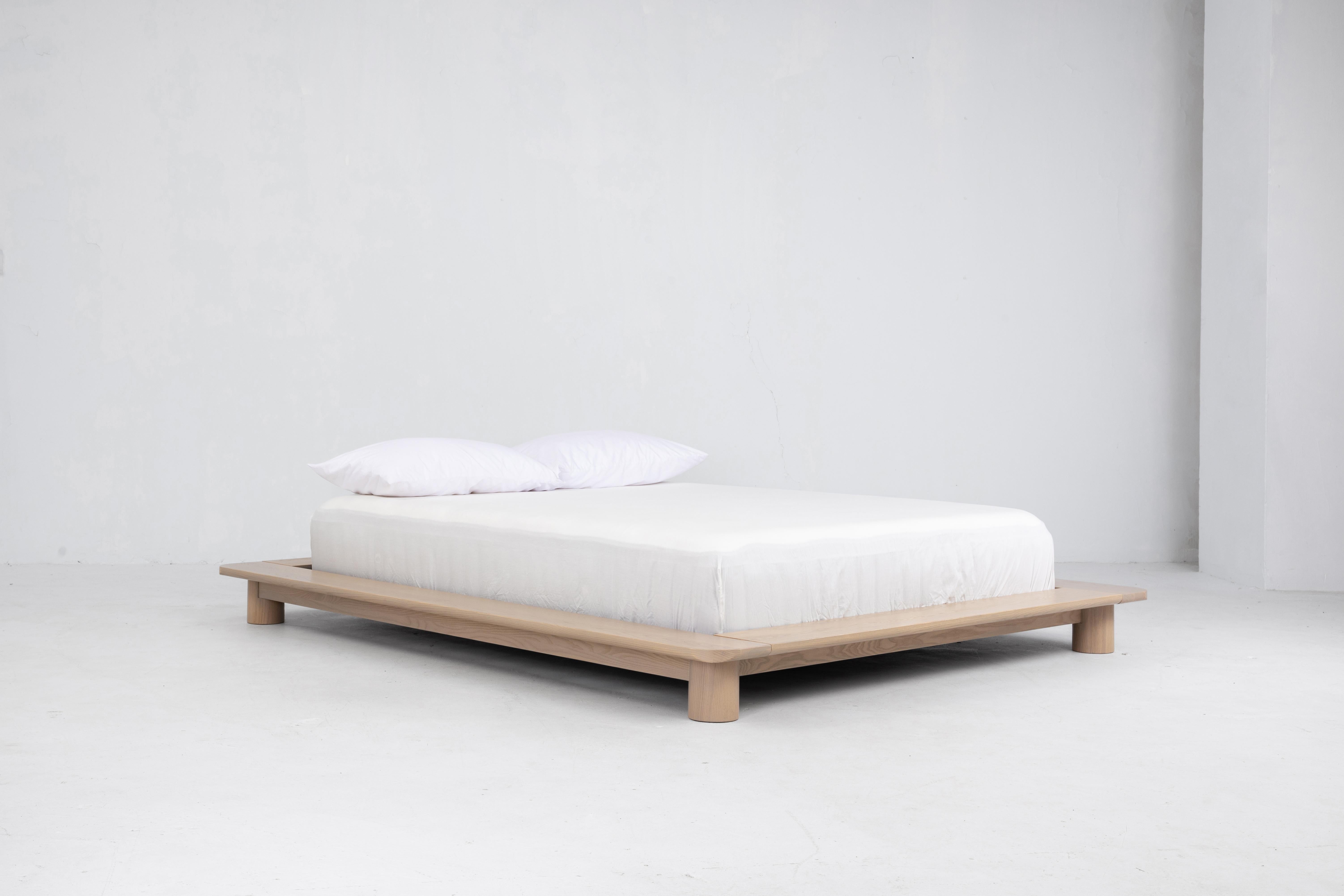 Cama de plataforma Kiral de Sun at Six, Cama de matrimonio minimalista Siena de madera en venta 6
