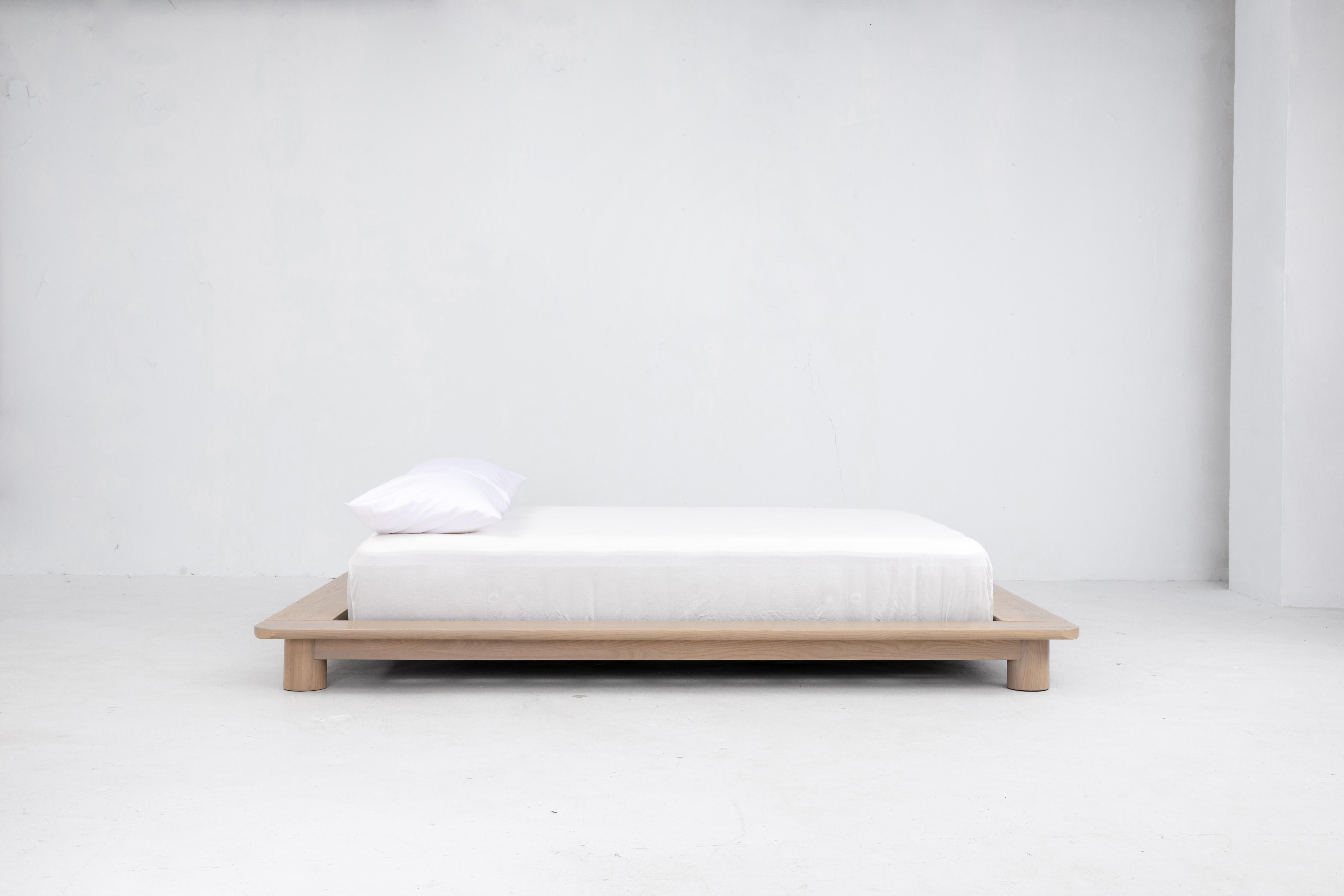 Cama de plataforma Kiral de Sun at Six, Cama de matrimonio minimalista Siena de madera en venta 7