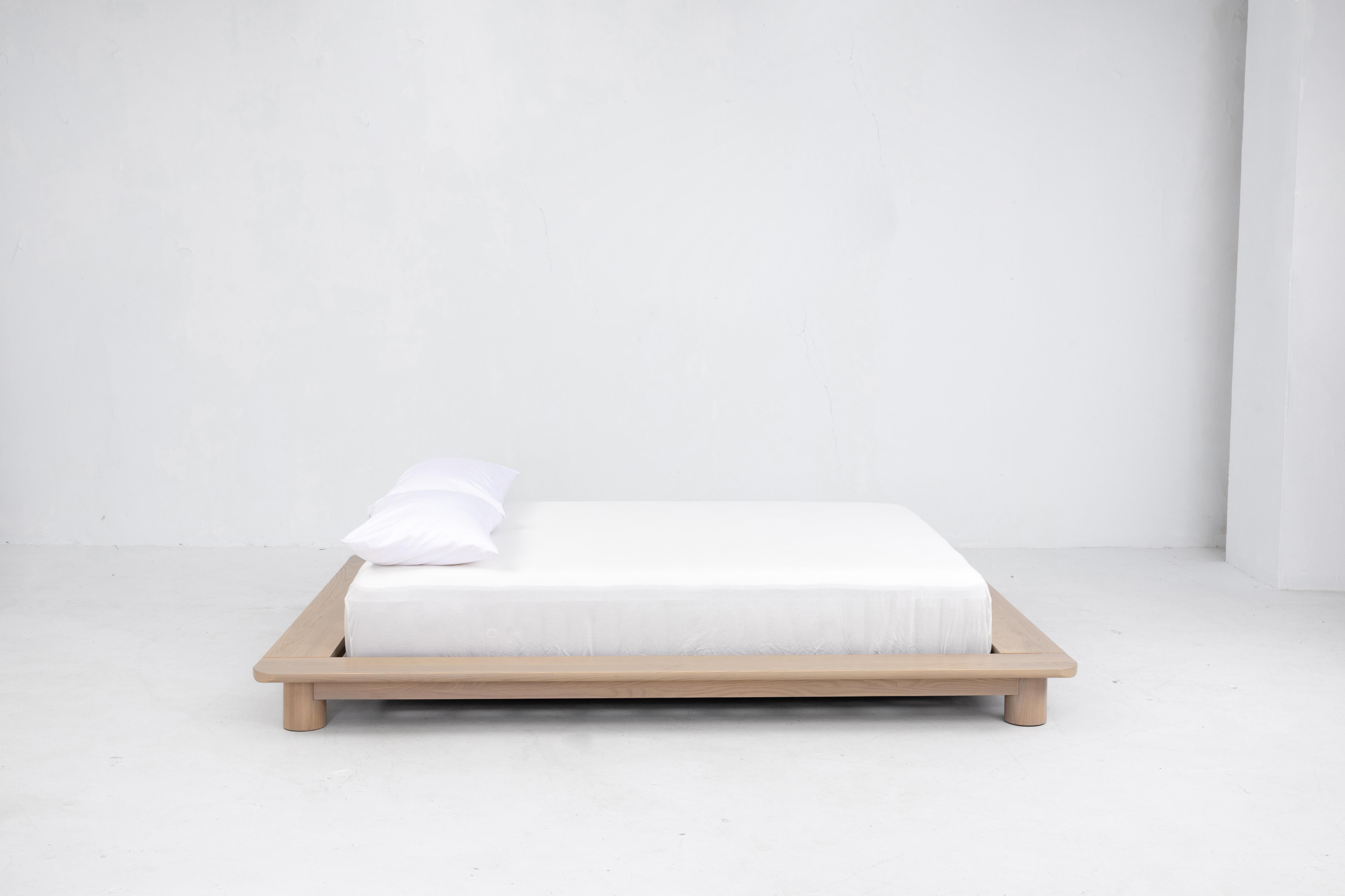 Cama de plataforma Kiral de Sun at Six, Cama de matrimonio minimalista Siena de madera en venta 8