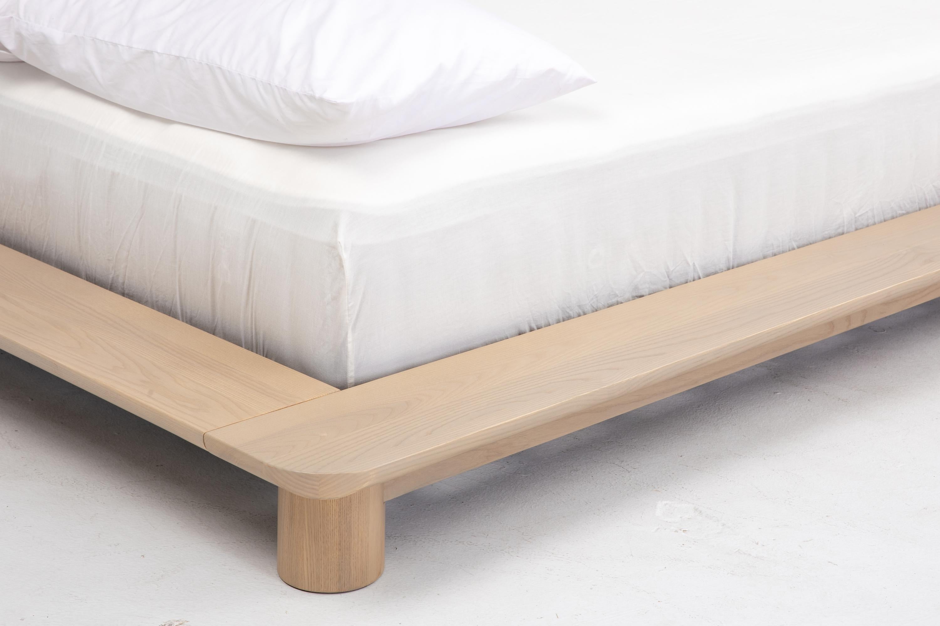 Cama de plataforma Kiral de Sun at Six, Cama de matrimonio minimalista Siena de madera en venta 9
