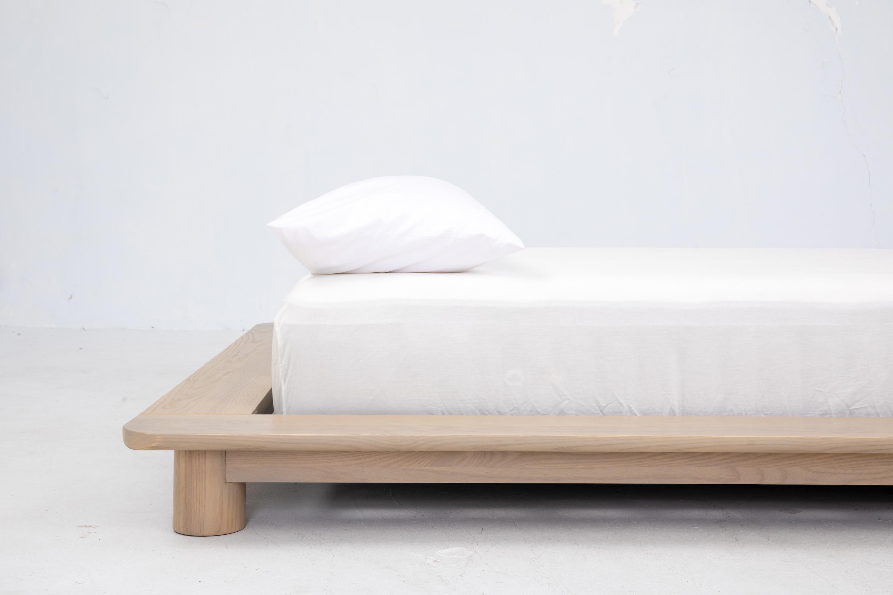 Cama de plataforma Kiral de Sun at Six, Cama de matrimonio minimalista Siena de madera en venta 11