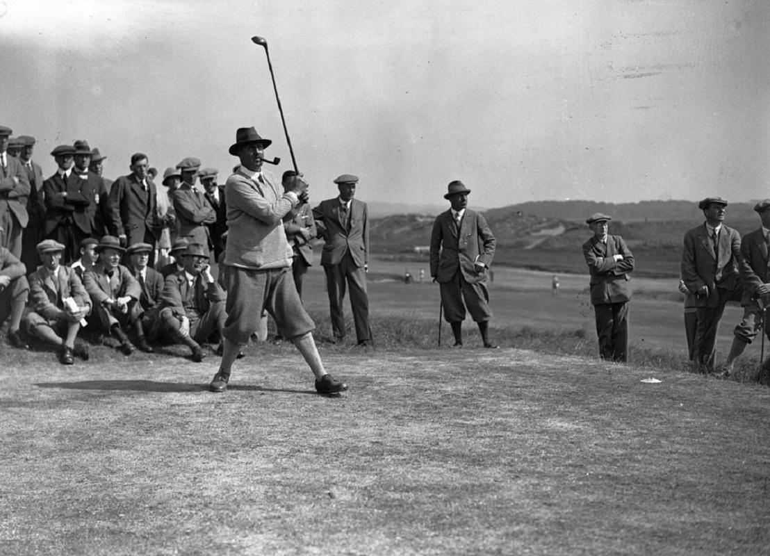 "Edward Ray" von Kirby

26. Juni 1925: Der britische Golfer Edward Ray in Aktion während der British Open 1925 in Prestwick. Der Golfplatz von Prestwick wurde 1851 gegründet und war zwischen 1860 und 1872 Austragungsort der ersten zwölf Open