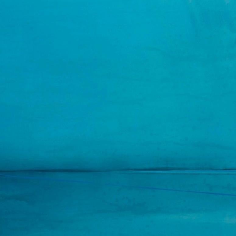 Envuelto en quietud I: pintura al óleo de un malhumorado paisaje azul sobre hojalata lavada al ácido - Painting de Kirby Fredendall
