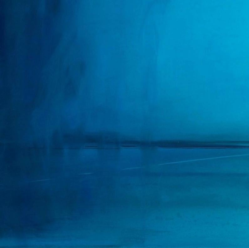 Envuelto en quietud I: pintura al óleo de un malhumorado paisaje azul sobre hojalata lavada al ácido - Painting Impresionista de Kirby Fredendall