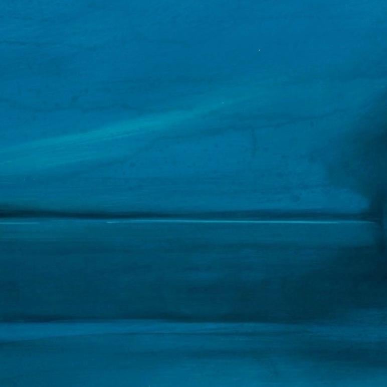 Umwickelt in Stillness II: Ölgemälde einer stimmungsvollen blauen Landschaft auf säuregewaschenem Zinn – Painting von Kirby Fredendall