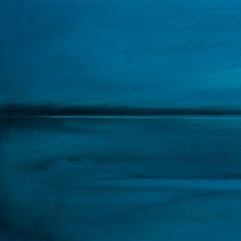 Umwickelt in Stillness II: Ölgemälde einer stimmungsvollen blauen Landschaft auf säuregewaschenem Zinn (Impressionismus), Painting, von Kirby Fredendall