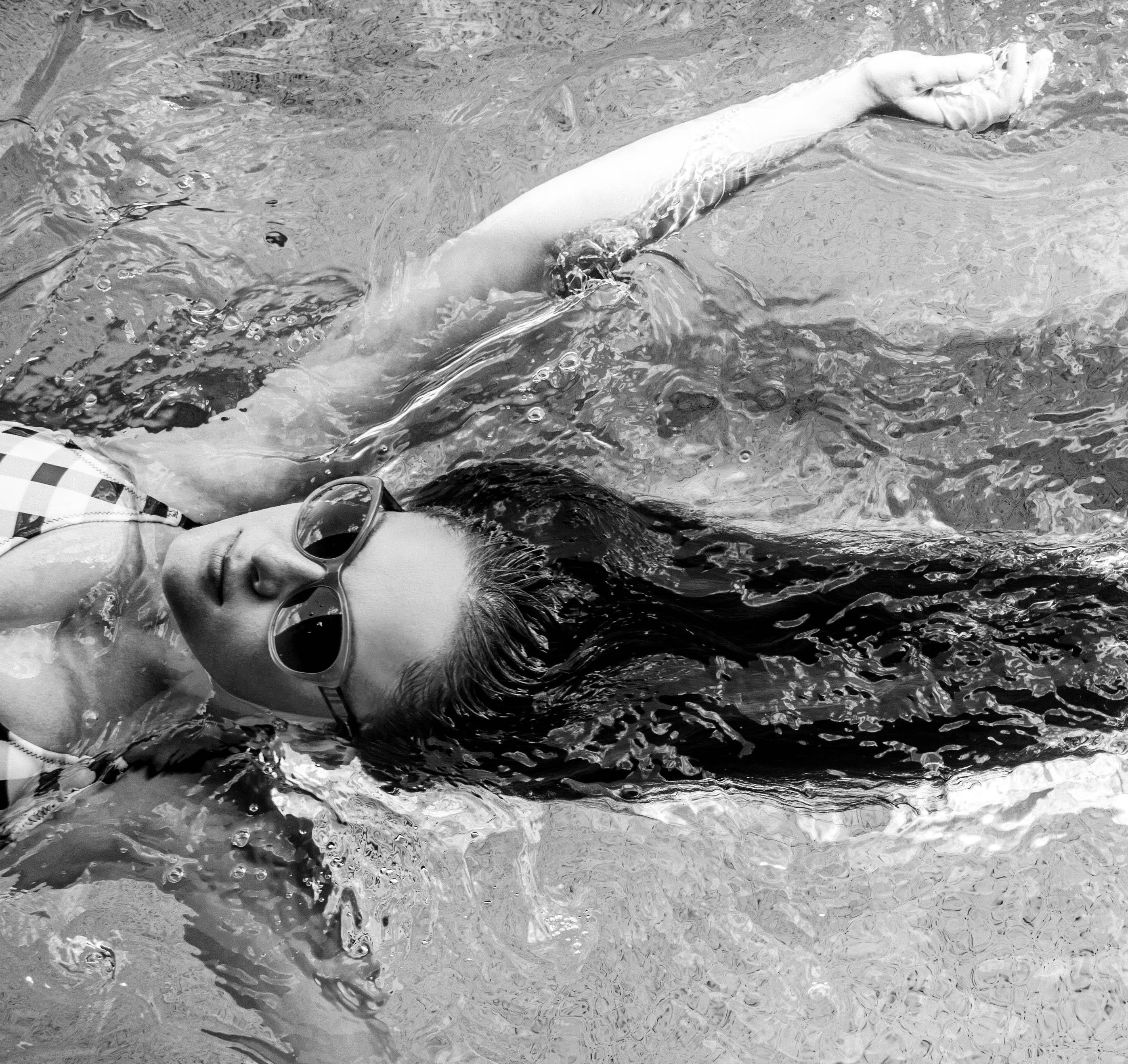 Sasha flottante - Photographie en noir et blanc, vue à l'œil d'oiseau d'une femme flottant - Gris Figurative Photograph par Kirill Polevoy