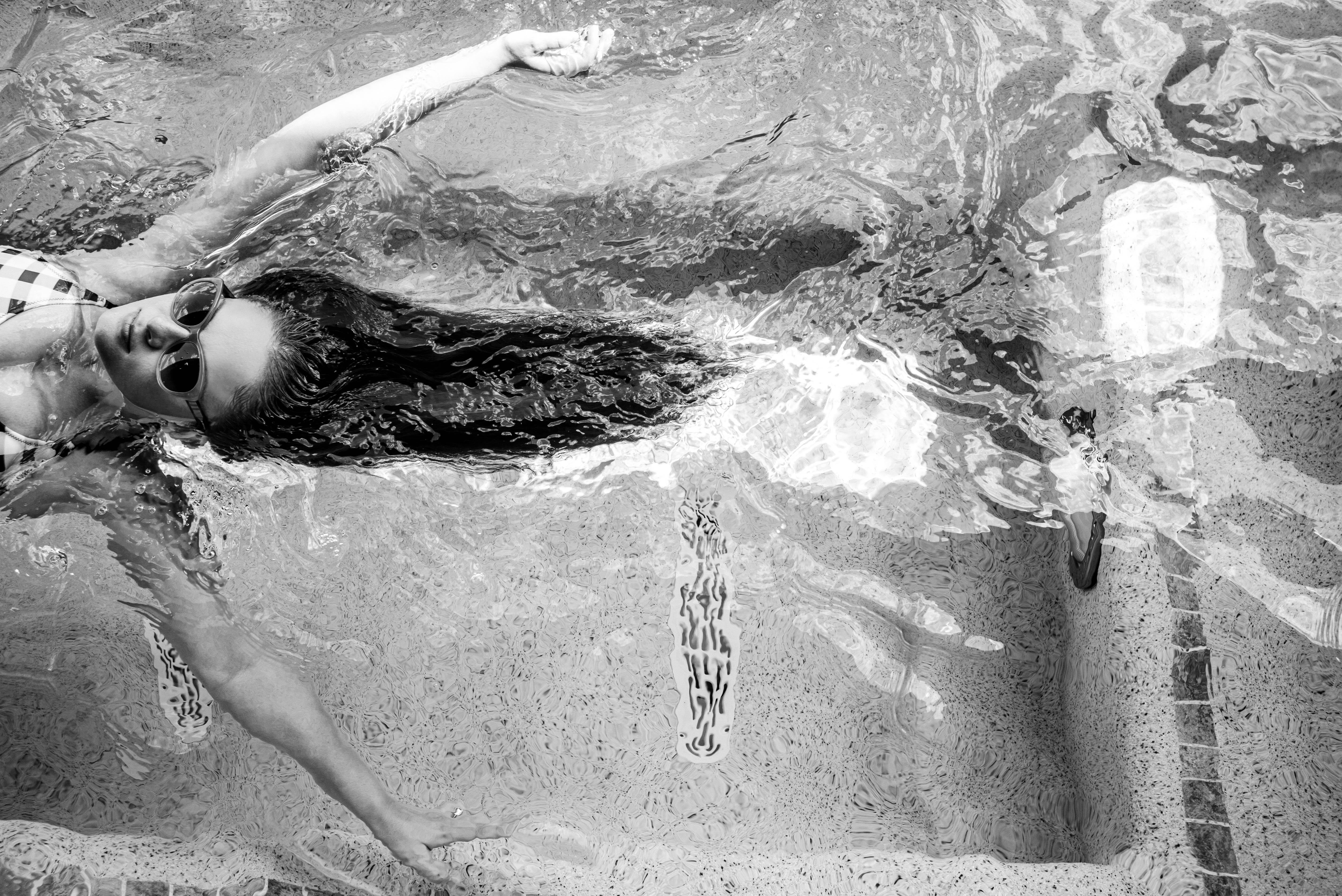 Kirill Polevoy Figurative Photograph – Schwebende Sasha – Schwarz-Weiß-Fotografie, Vogelaugenansicht einer schwebenden Frau