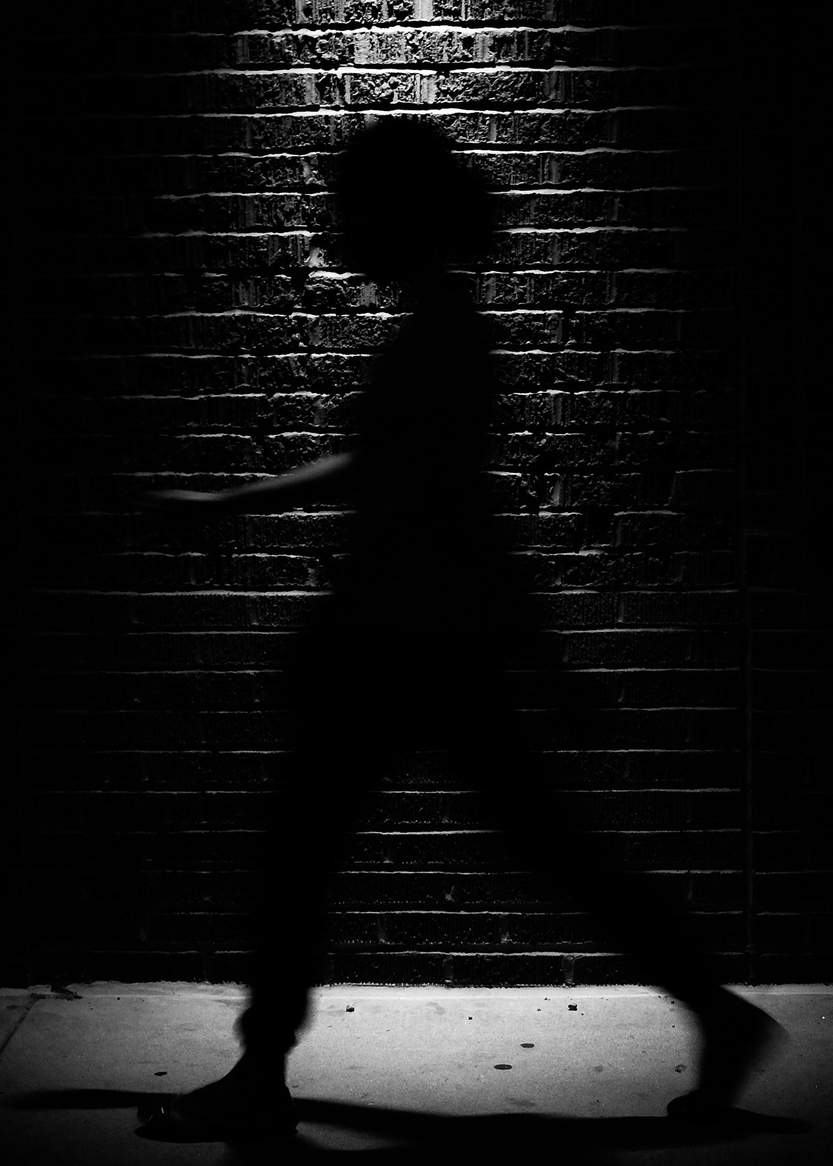 Ghost, Chicago, silhouette d'une femme, photographie en noir et blanc, encadrée - Contemporain Photograph par Kirill Polevoy
