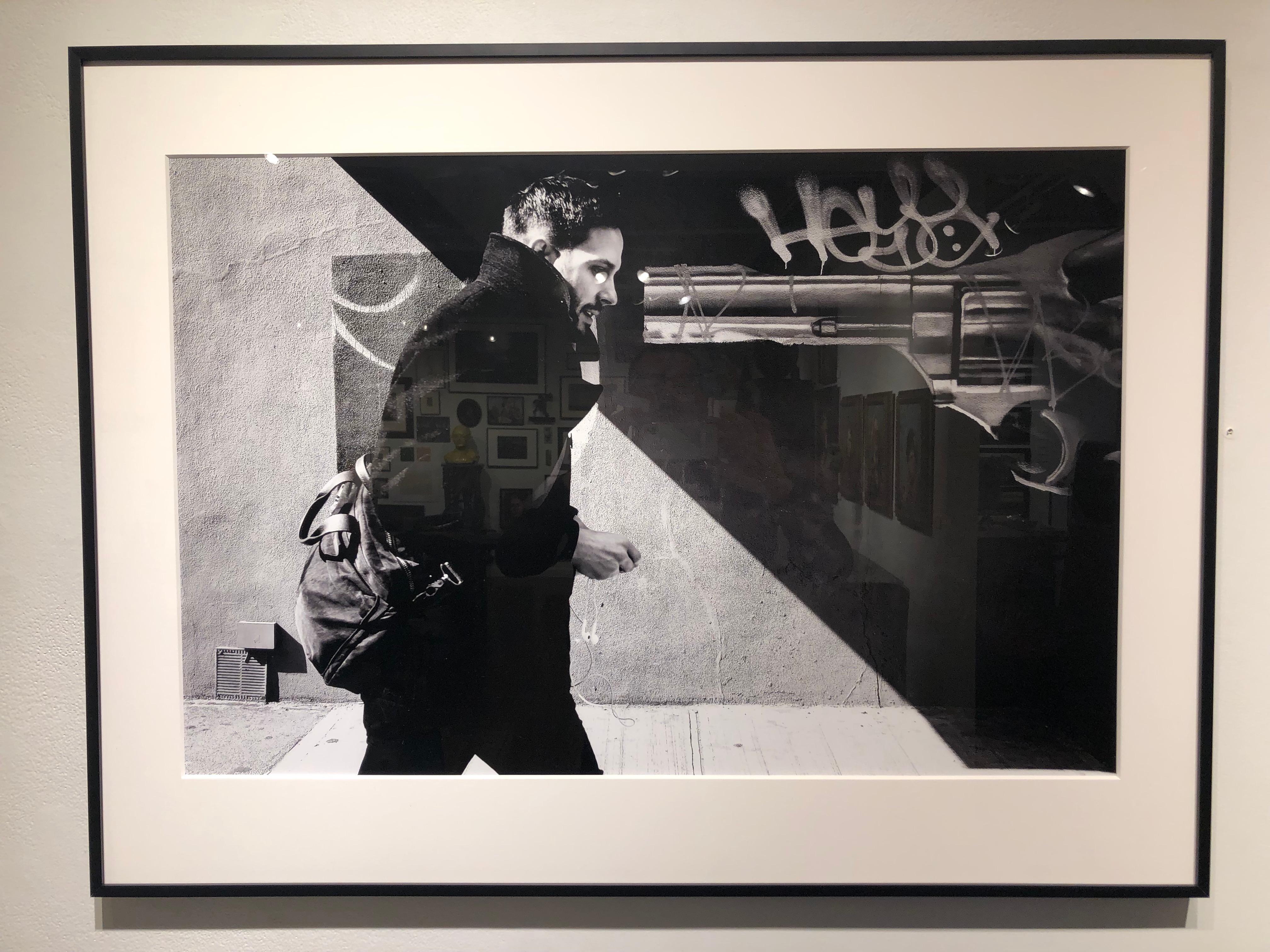 Gun Gun, Brooklyn – Schwarz-Weiß-Fotografie, Graffiti und Junger Mann in Brooklyn – Photograph von Kirill Polevoy