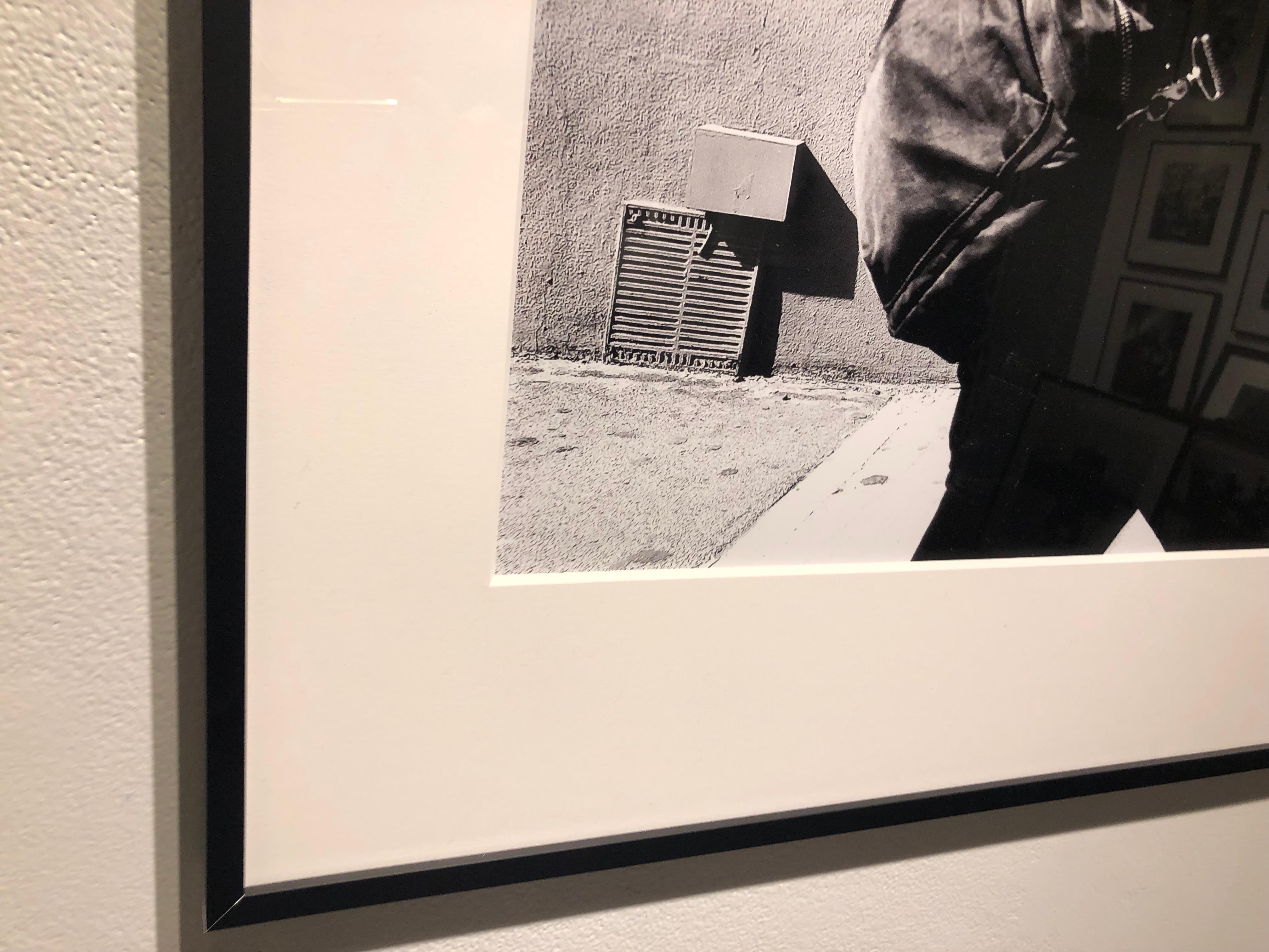 Gun Gun, Brooklyn – Schwarz-Weiß-Fotografie, Graffiti und Junger Mann in Brooklyn (Zeitgenössisch), Photograph, von Kirill Polevoy