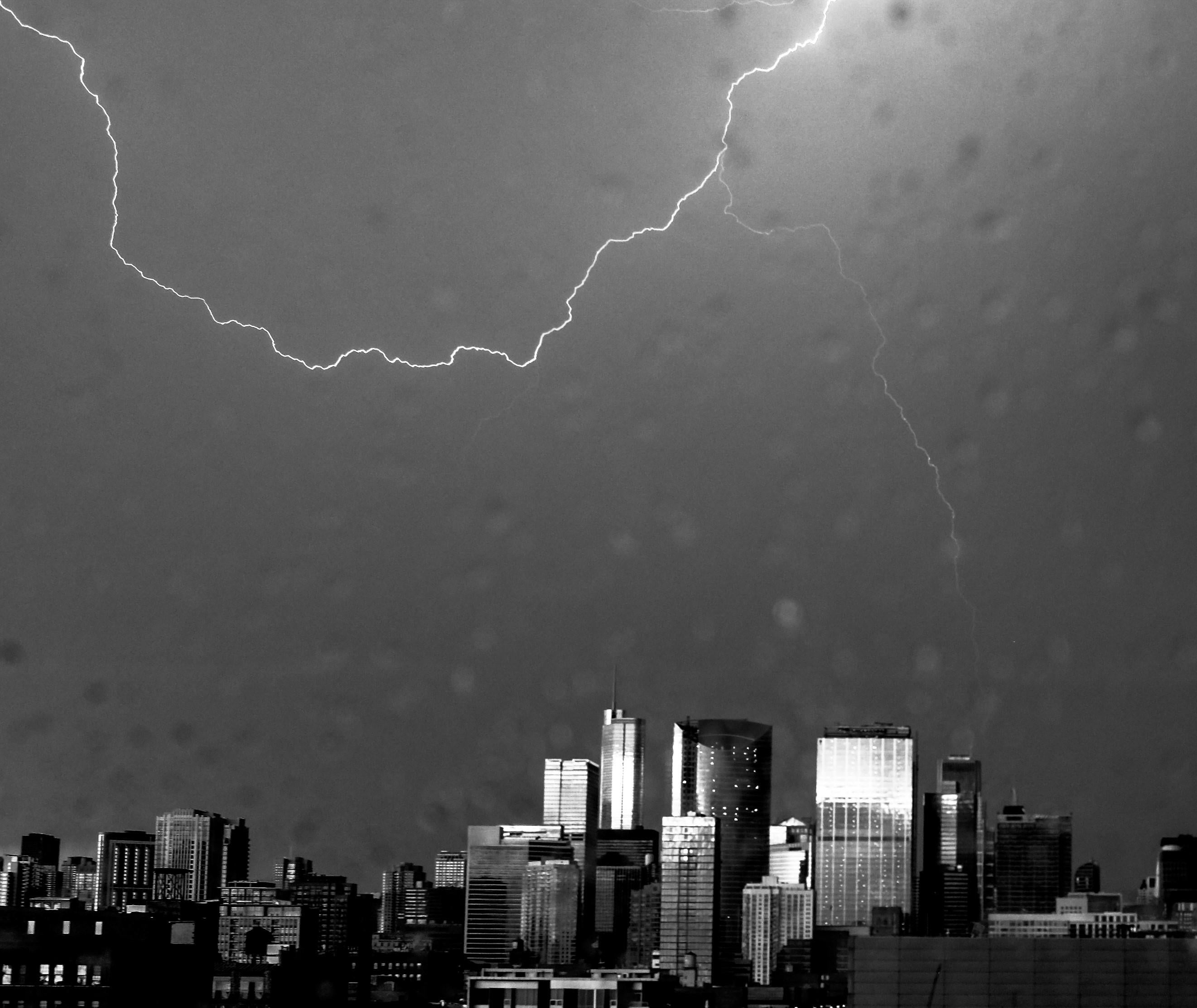 Lightning, Chicago, Großformatige Schwarz-Weiß-Fotografie, mattiert und gerahmt (Zeitgenössisch), Photograph, von Kirill Polevoy