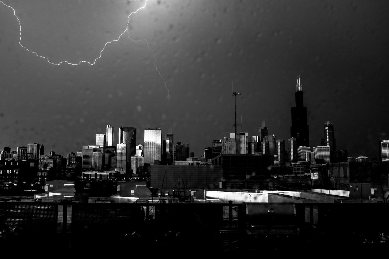 Kirill Polevoy Landscape Photograph – Lightning, Chicago, Großformatige Schwarz-Weiß-Fotografie, mattiert und gerahmt