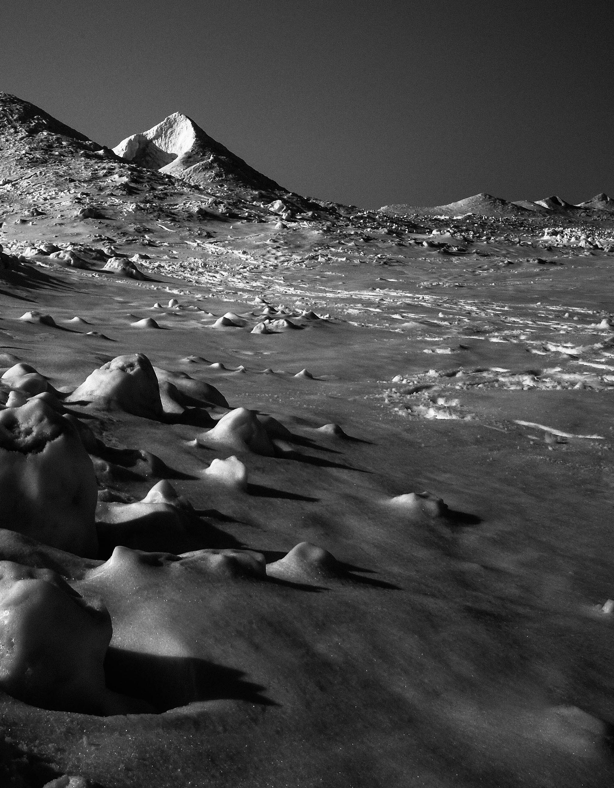 Mars on Earth, Michigan – Schwarz-Weiß-Foto von einer mit Schnee bedeckten Landschaft aus dem Mars – Photograph von Kirill Polevoy