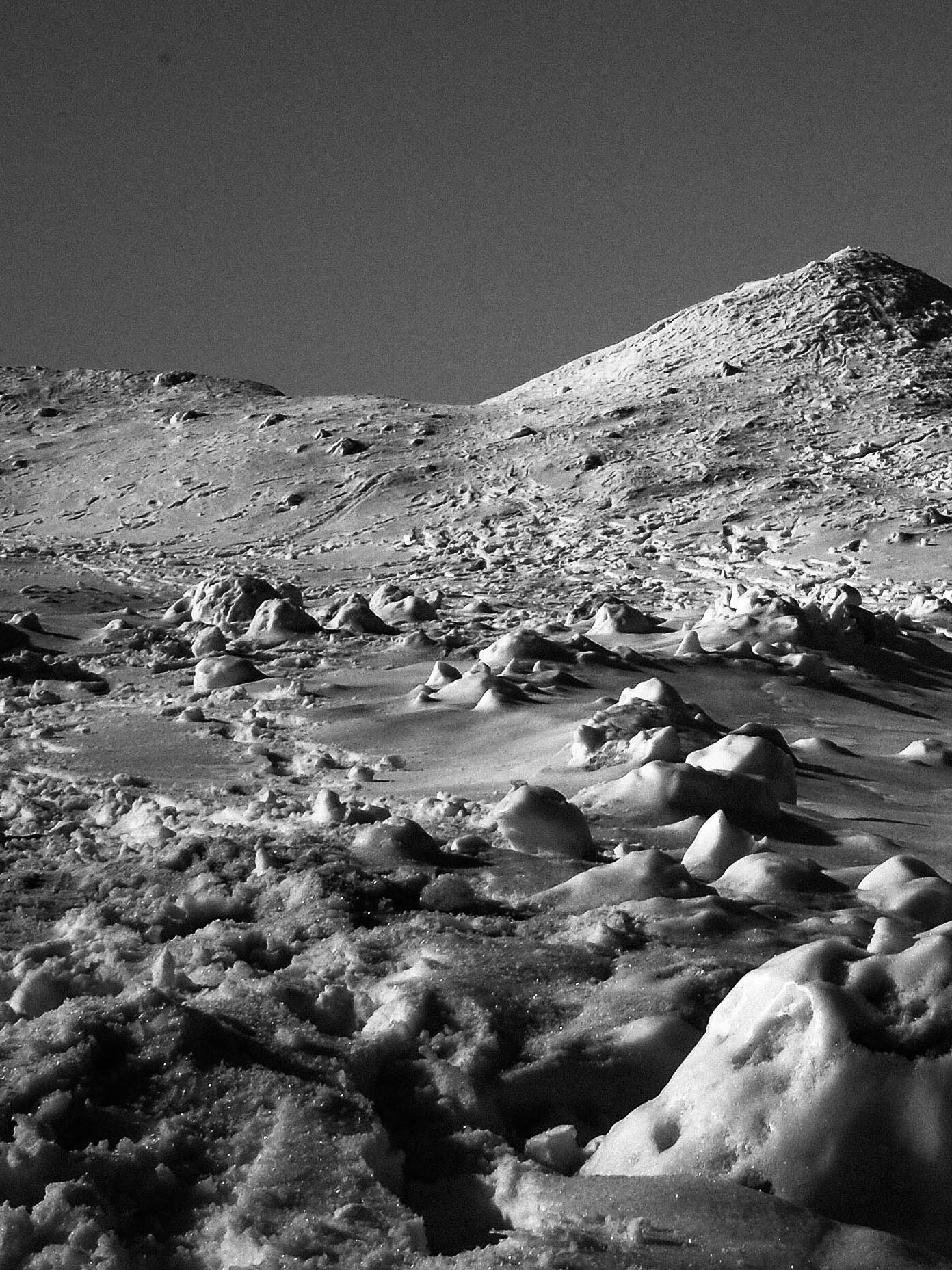 Mars on Earth, Michigan – Schwarz-Weiß-Foto von einer mit Schnee bedeckten Landschaft aus dem Mars (Zeitgenössisch), Photograph, von Kirill Polevoy