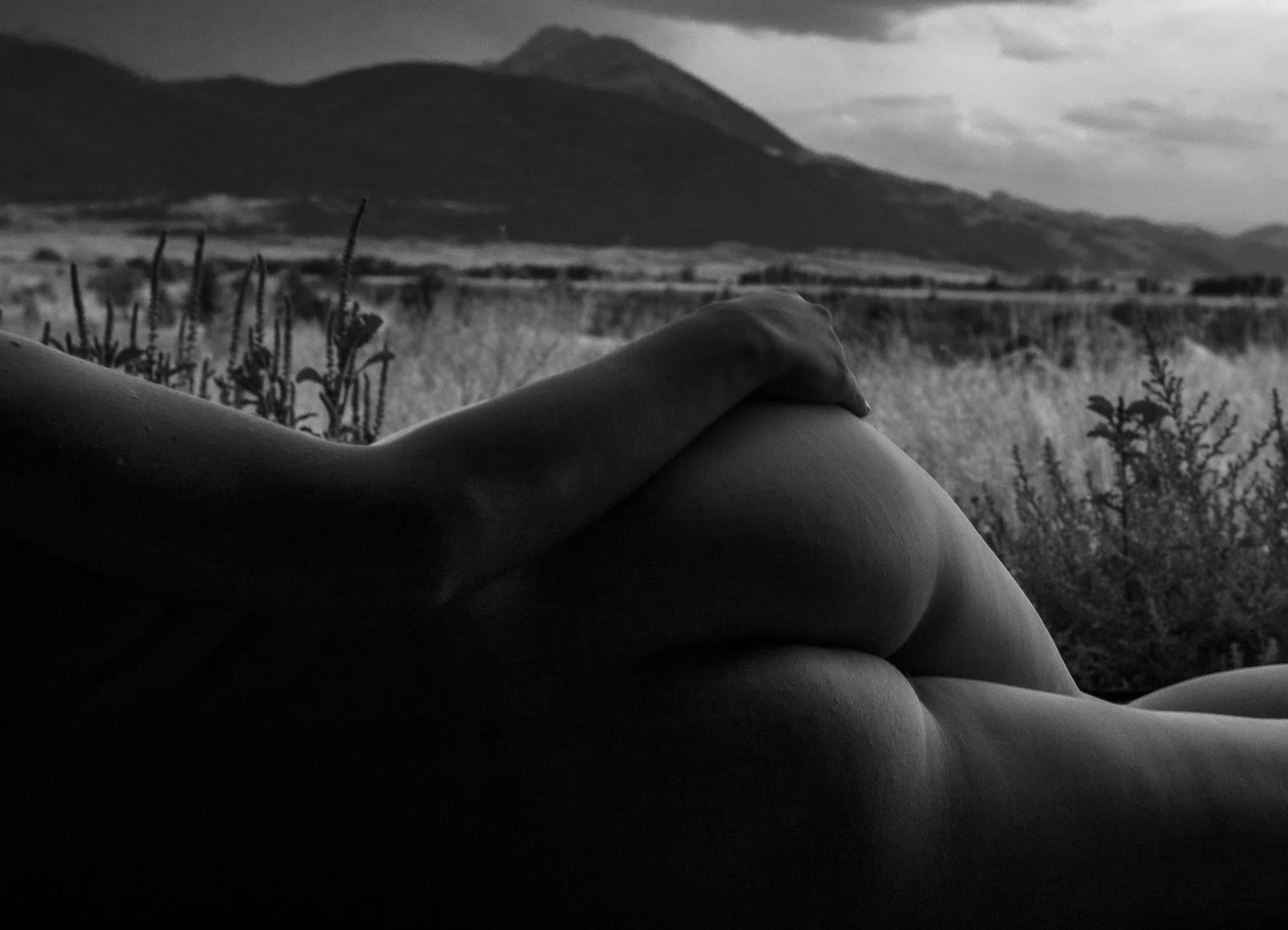 Nude Mountain – Schwarz-Weiß-Foto, weiblicher Torso in Montana-Gebirge (Zeitgenössisch), Photograph, von Kirill Polevoy