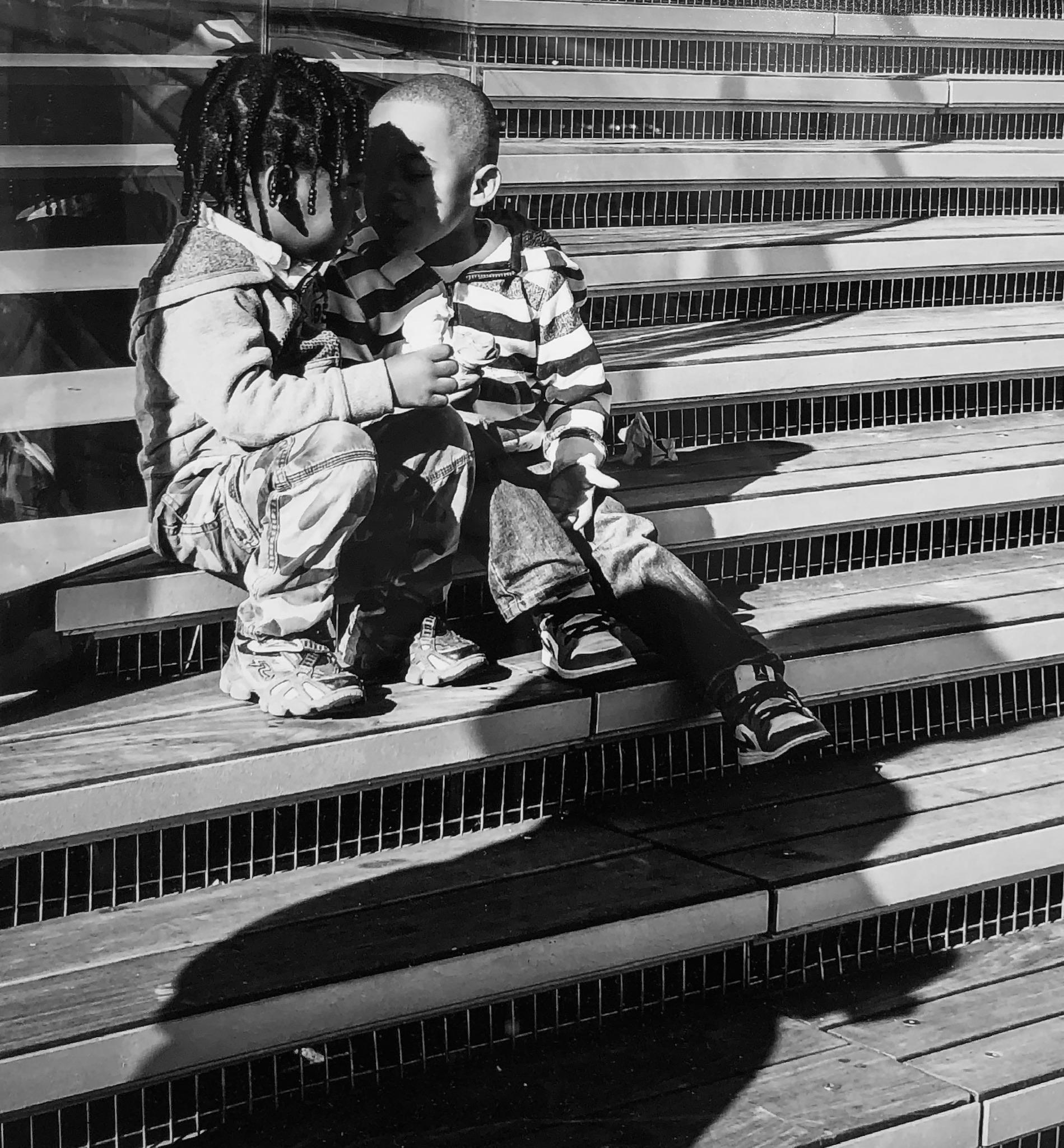 Stripes & Kisses, Chicago, motifs géométriques, 2 enfants s'embrassant, photo B&W - Contemporain Photograph par Kirill Polevoy