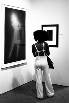 Woman and Art:: Chicago:: gerahmtes Schwarz-Weiß-Foto einer Frau:: die Kunst betrachtet