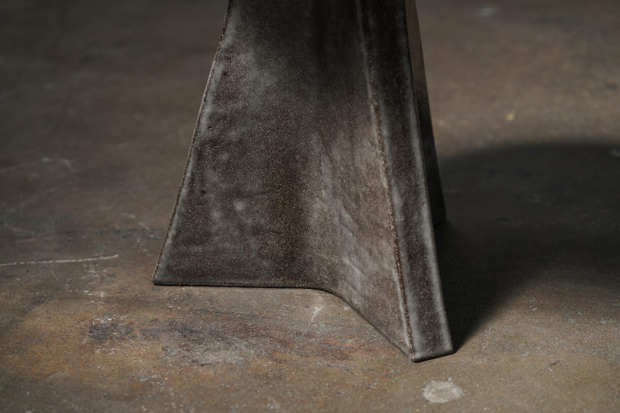 Table d'appoint en céramique fumée Neuf - En vente à Los Angeles, CA