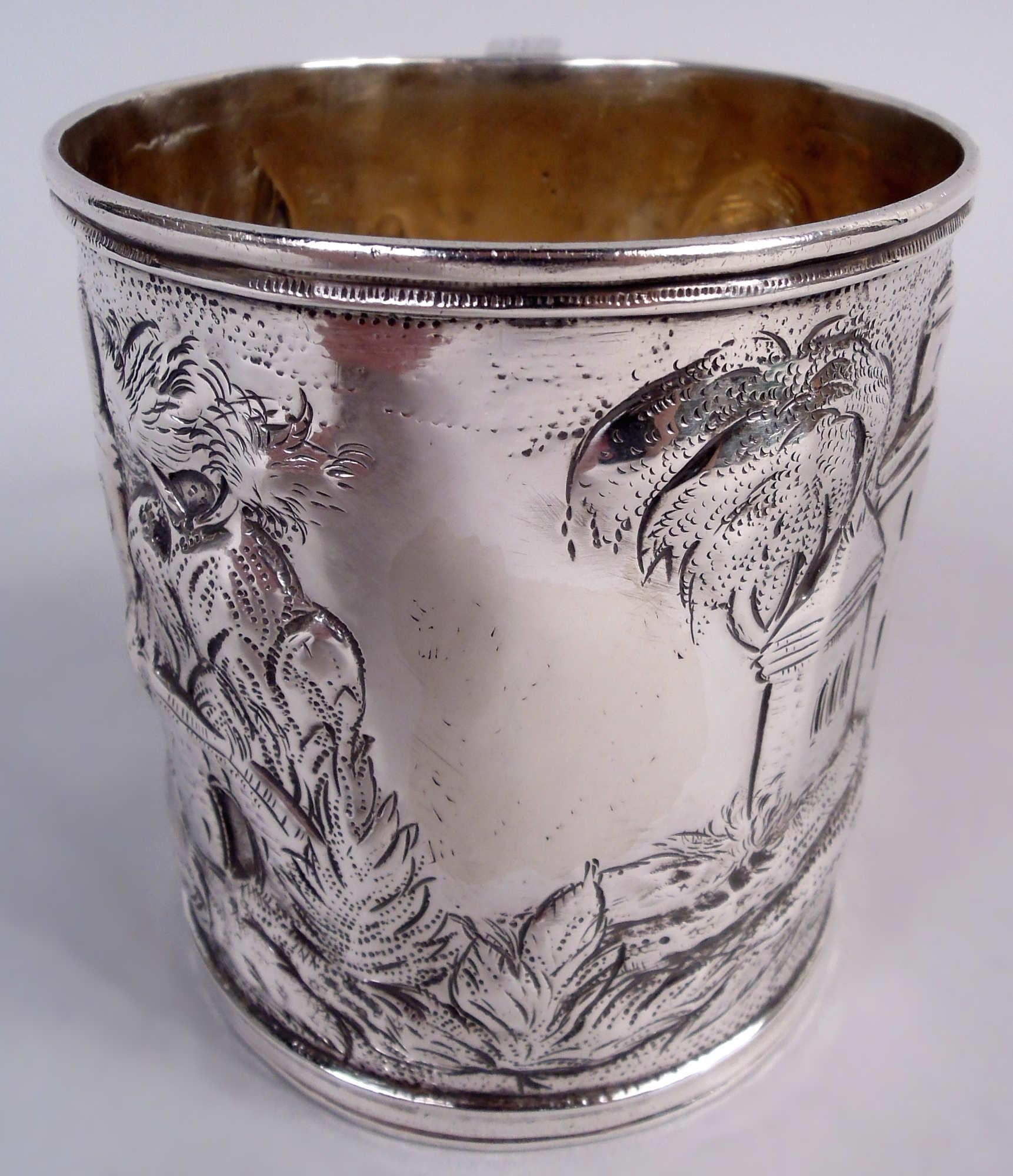 Tazza vittoriana in argento repousse per giovani. Prodotto da S. Kirk & Son a Baltimora. Forma a tamburo; manico a S con cappuccio a foglia inciso. Scena pastorale con architettura vernacolare ombreggiata da salici piangenti; cornice vuota. Interni