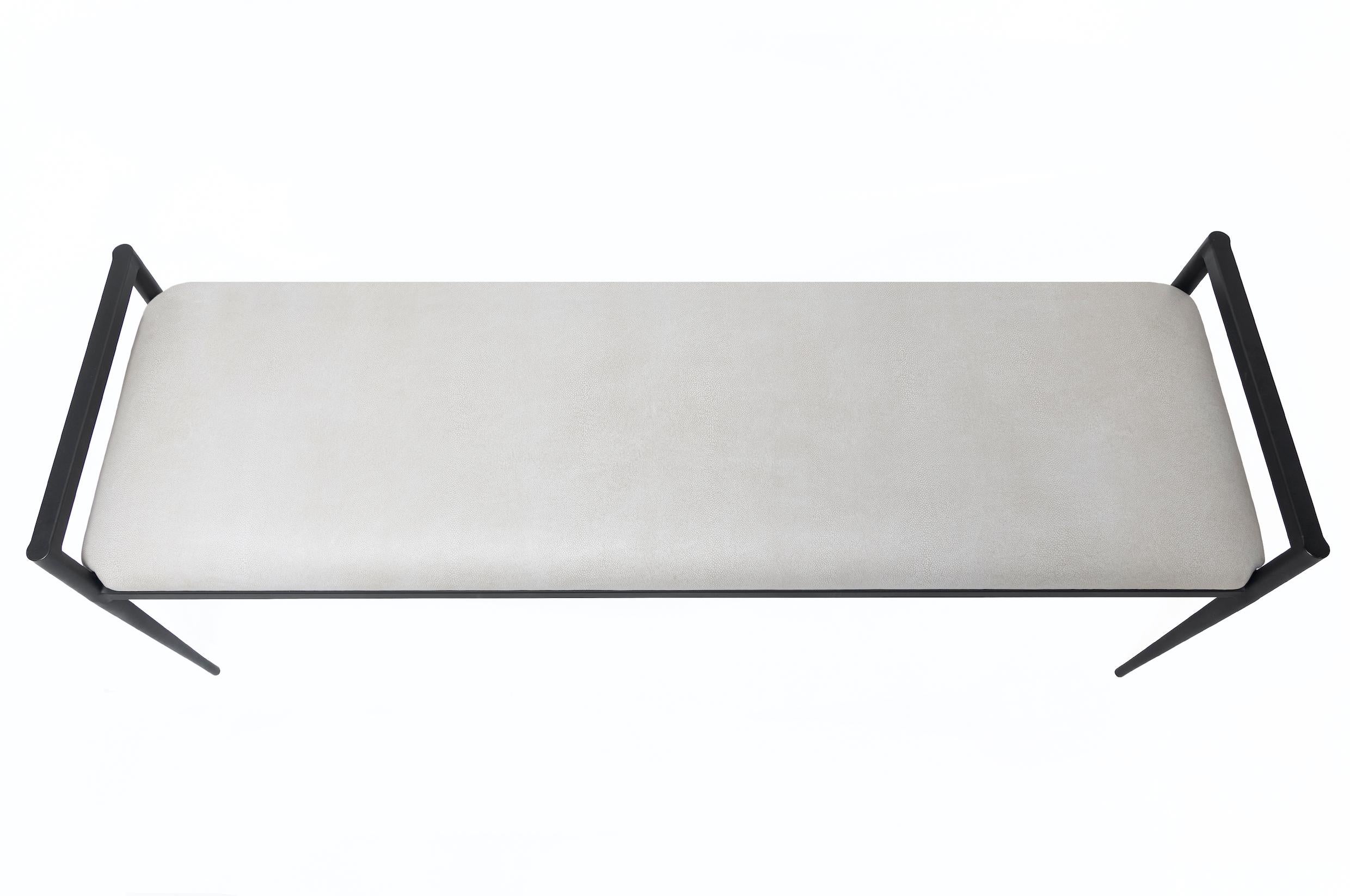 Le banc Kirk est un exemple étonnant de design minimaliste, ce qui en fait un choix idéal pour divers environnements, que ce soit au pied du lit ou comme siège supplémentaire dans un espace de vie confortable. Fabriquée en métal durable, cette